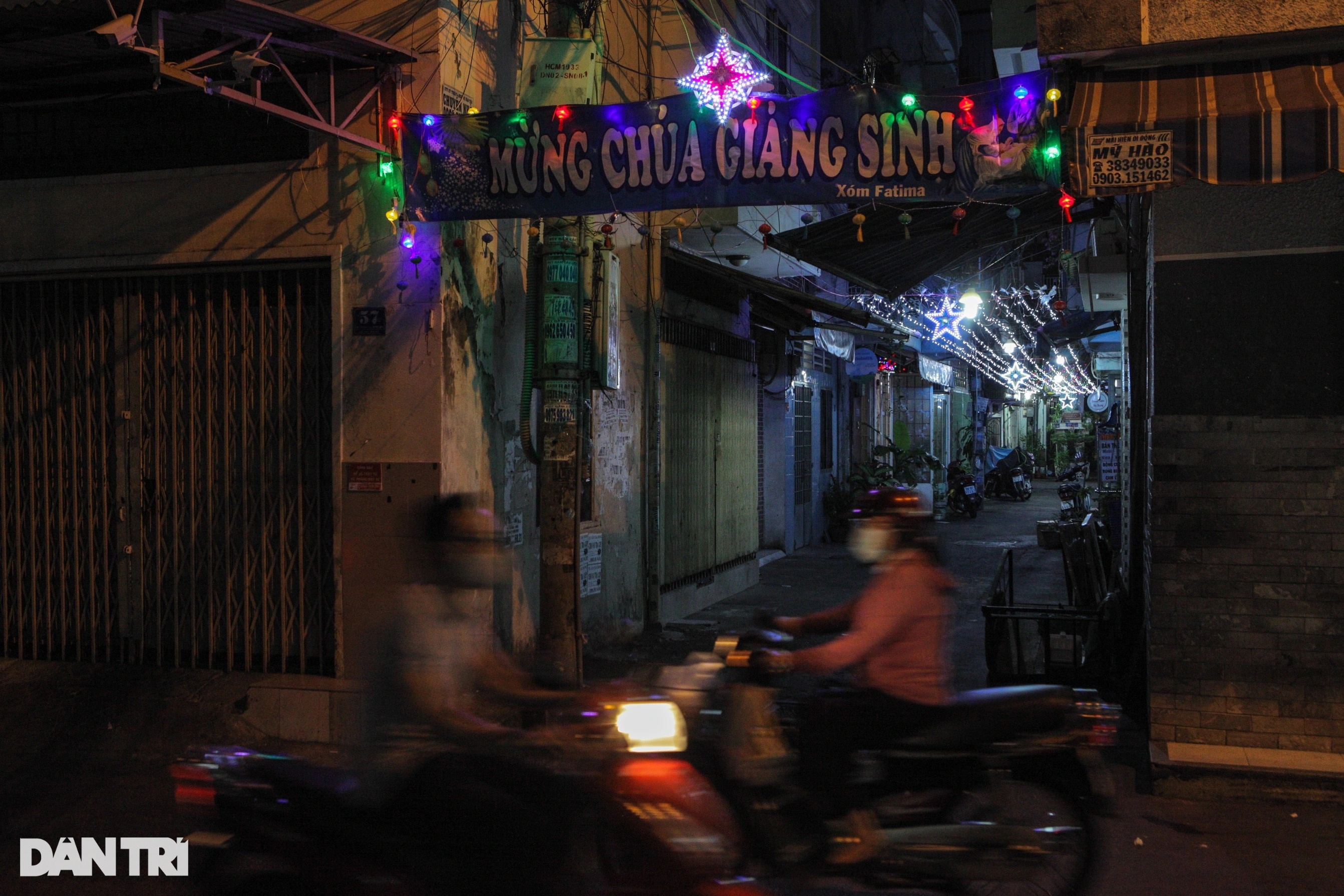 Saigon alley decorated for Christmas - 16