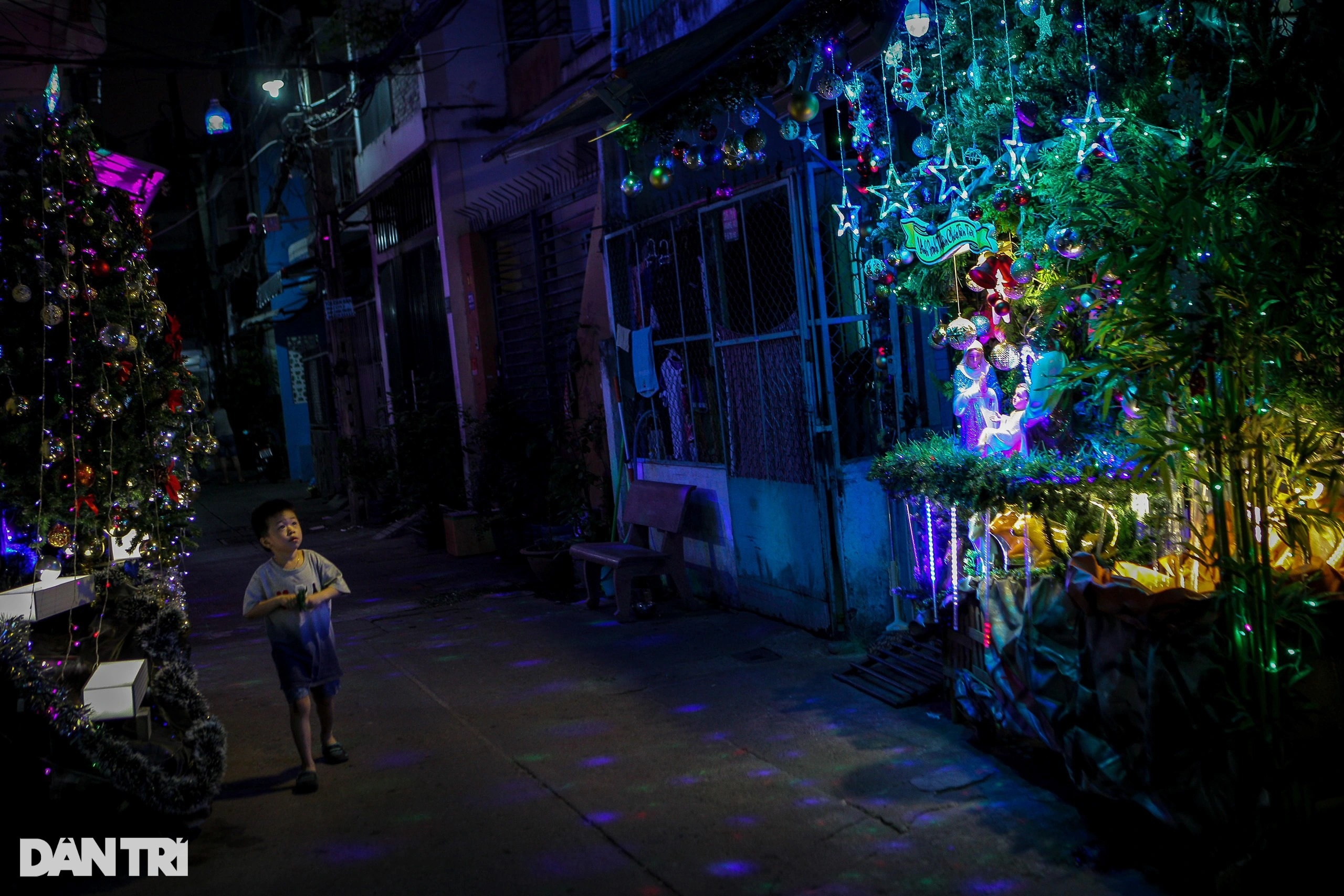 Saigon alley decorated for Christmas - 12