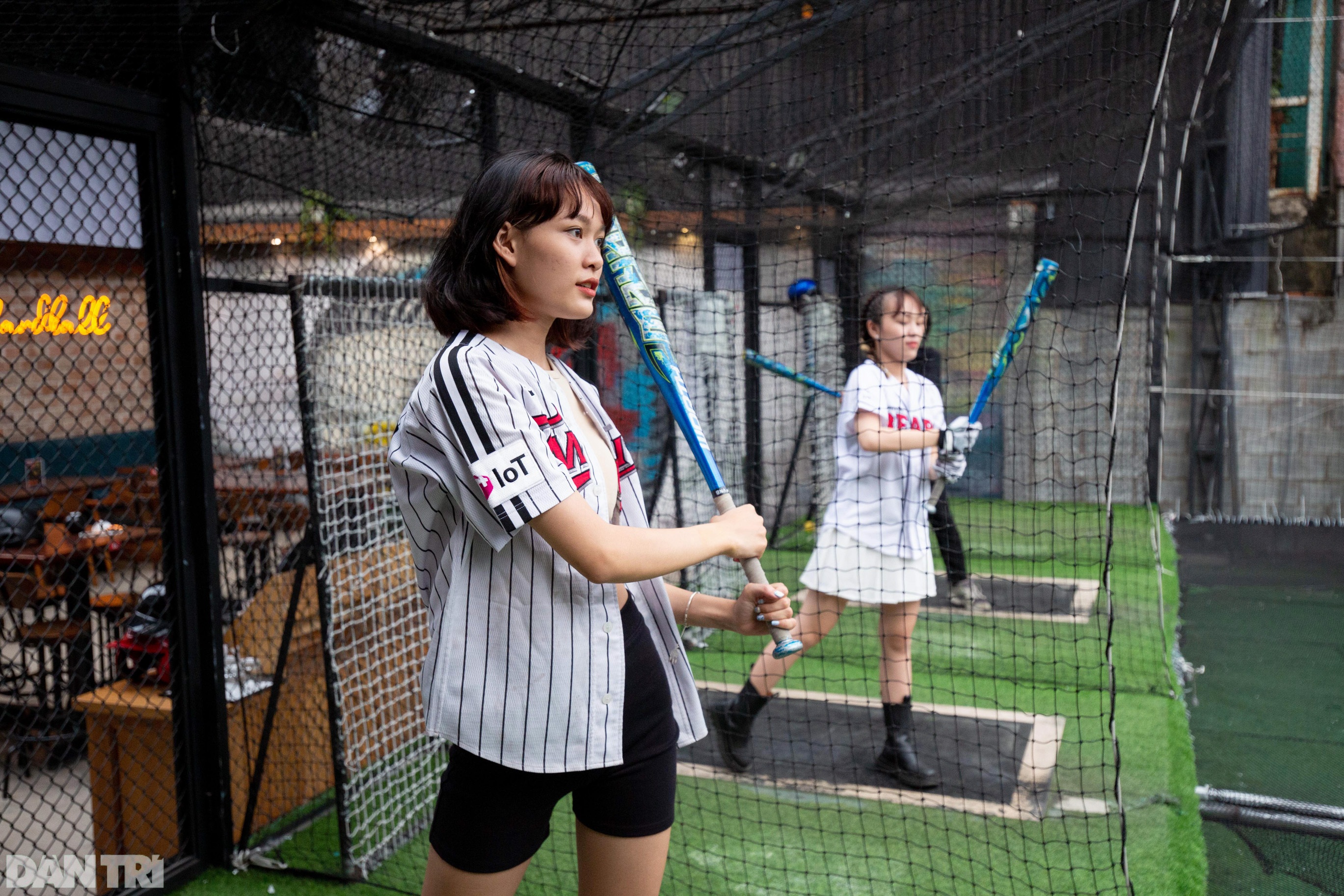 Playing baseball in a cage - a new experience for young people in Ho Chi Minh City - 7