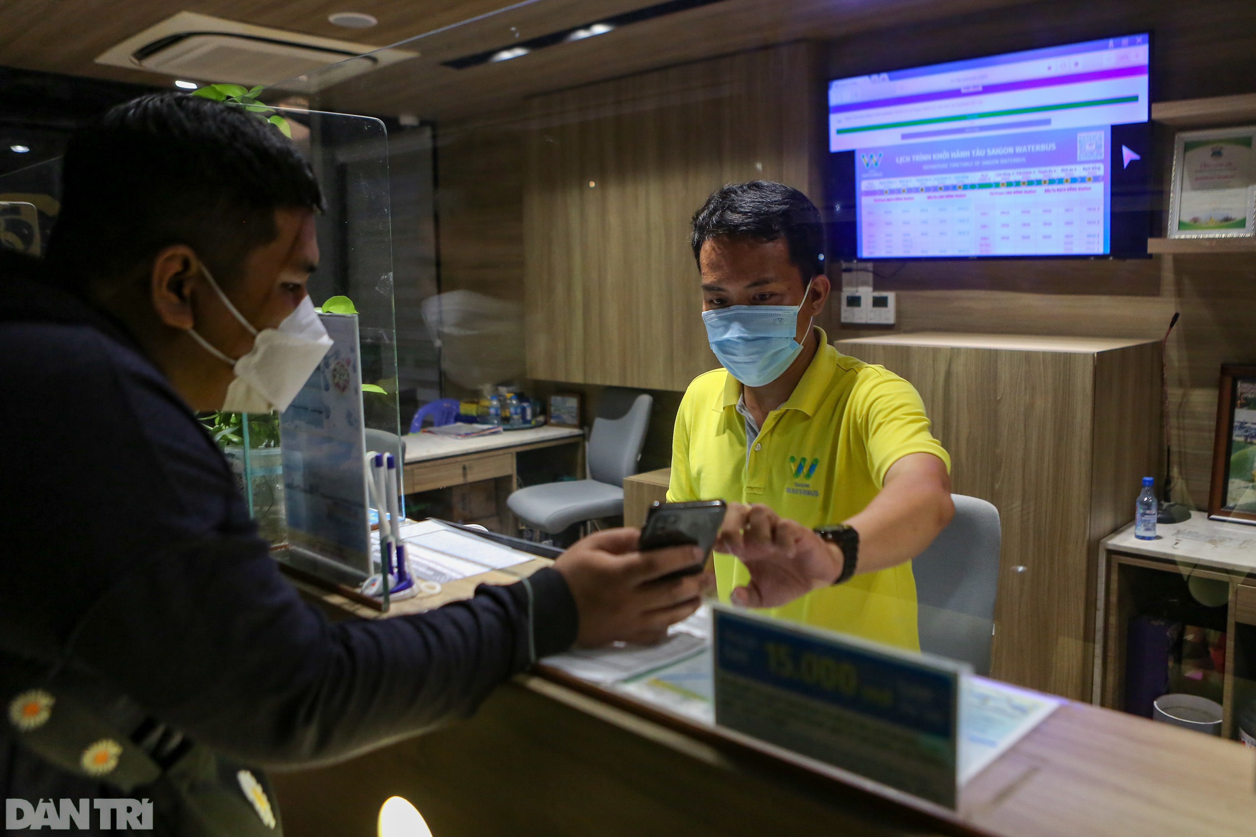 Người dân TPHCM háo hức đi buýt trên sông, ngắm thành phố về đêm - 2 Người dân TPHCM háo hức đi buýt trên sông, ngắm thành phố về đêm - 2
