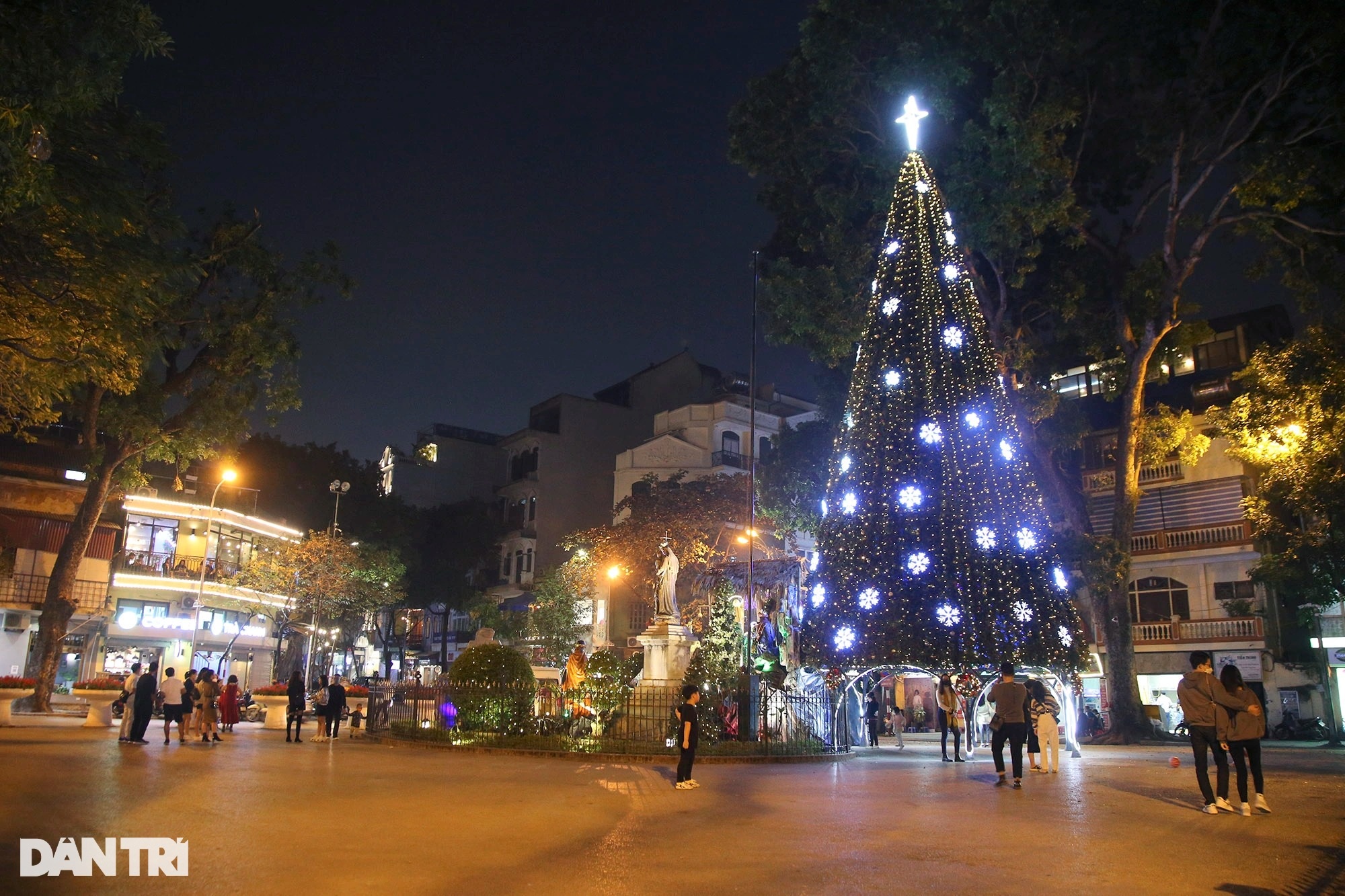 Các nhà thờ ở Hà Nội sáng lung linh đón Giáng sinh 2021 - 11