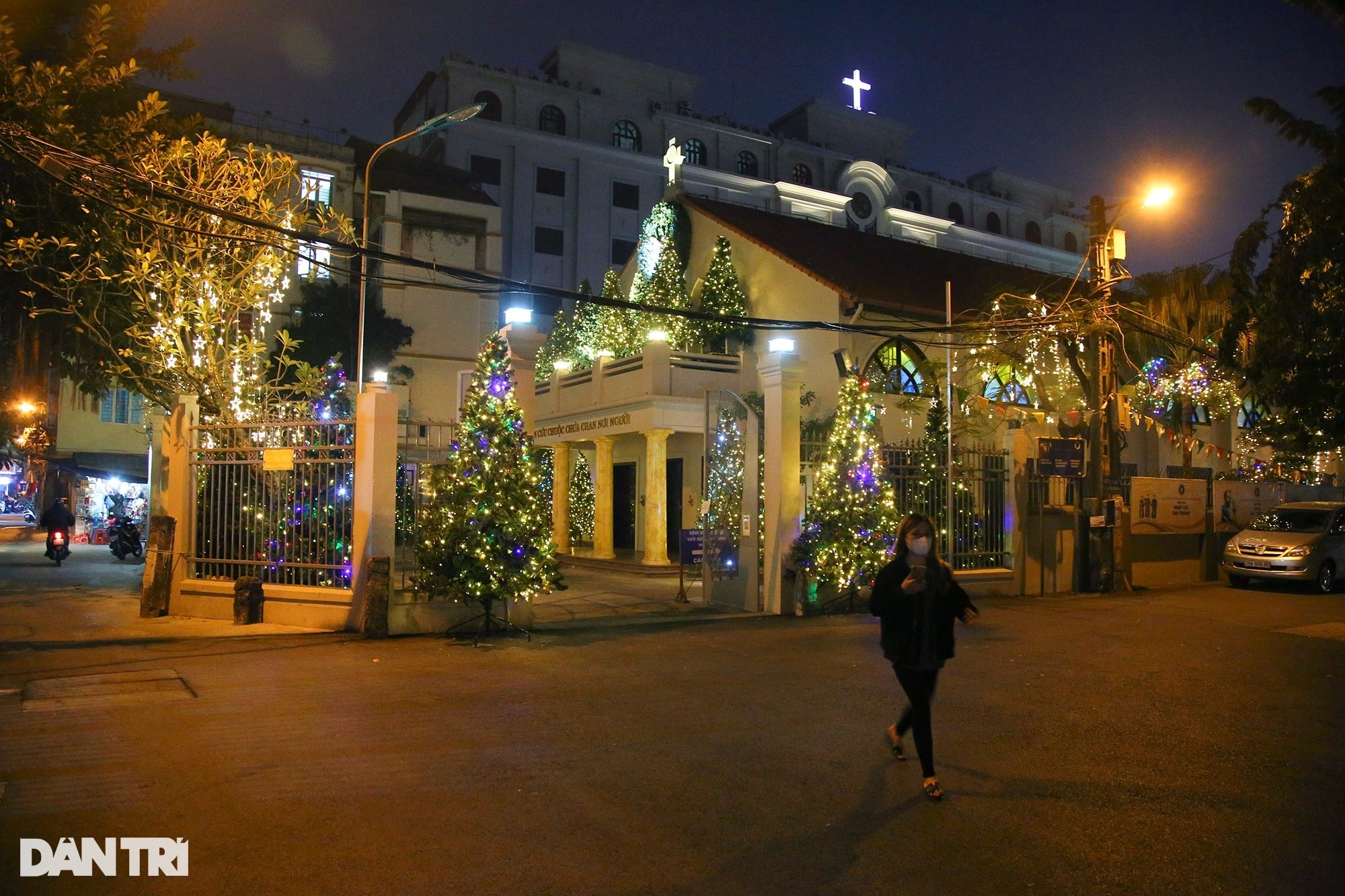 Các nhà thờ ở Hà Nội sáng lung linh đón Giáng sinh 2021 - 12