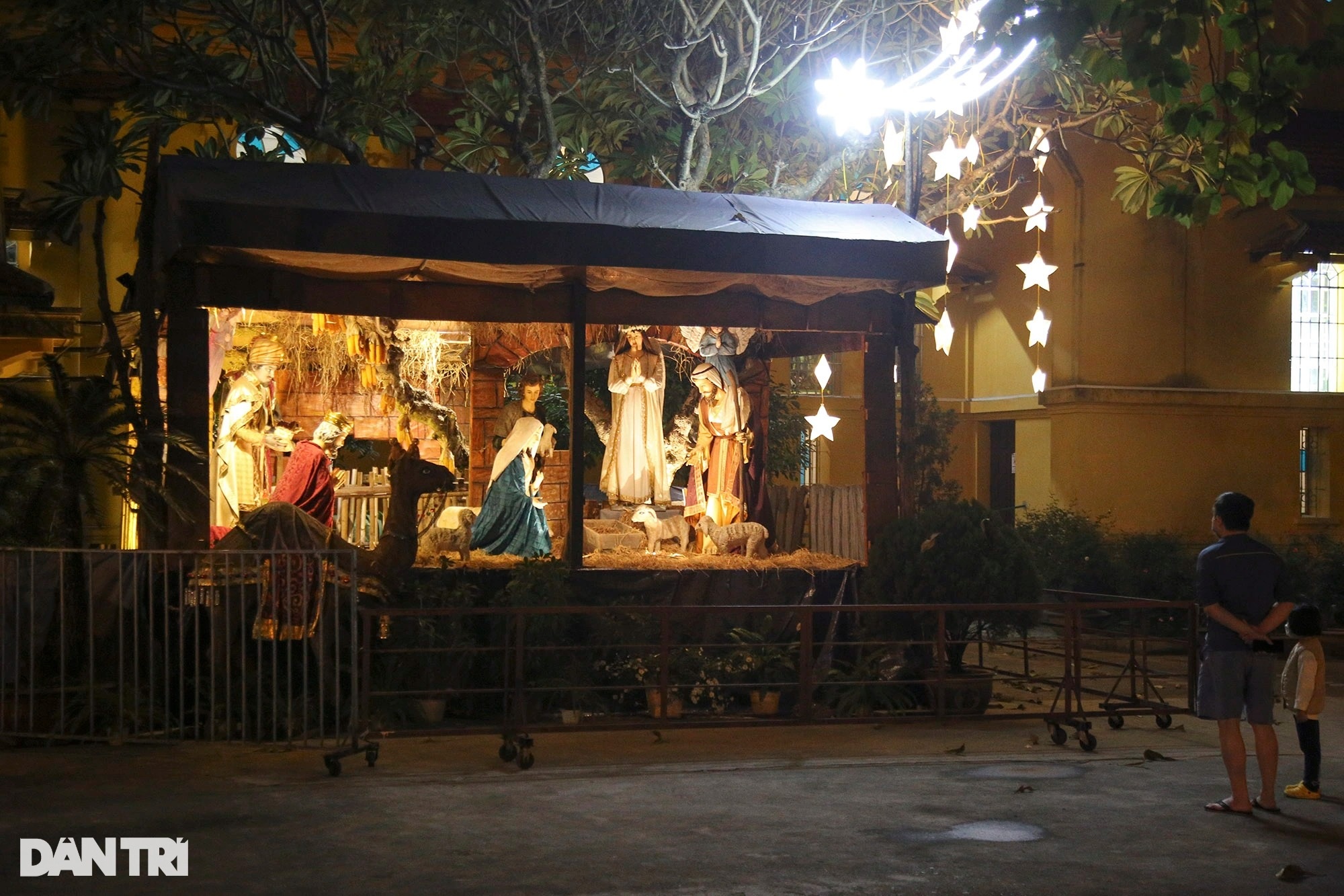 Các nhà thờ ở Hà Nội sáng lung linh đón Giáng sinh 2021 - 15
