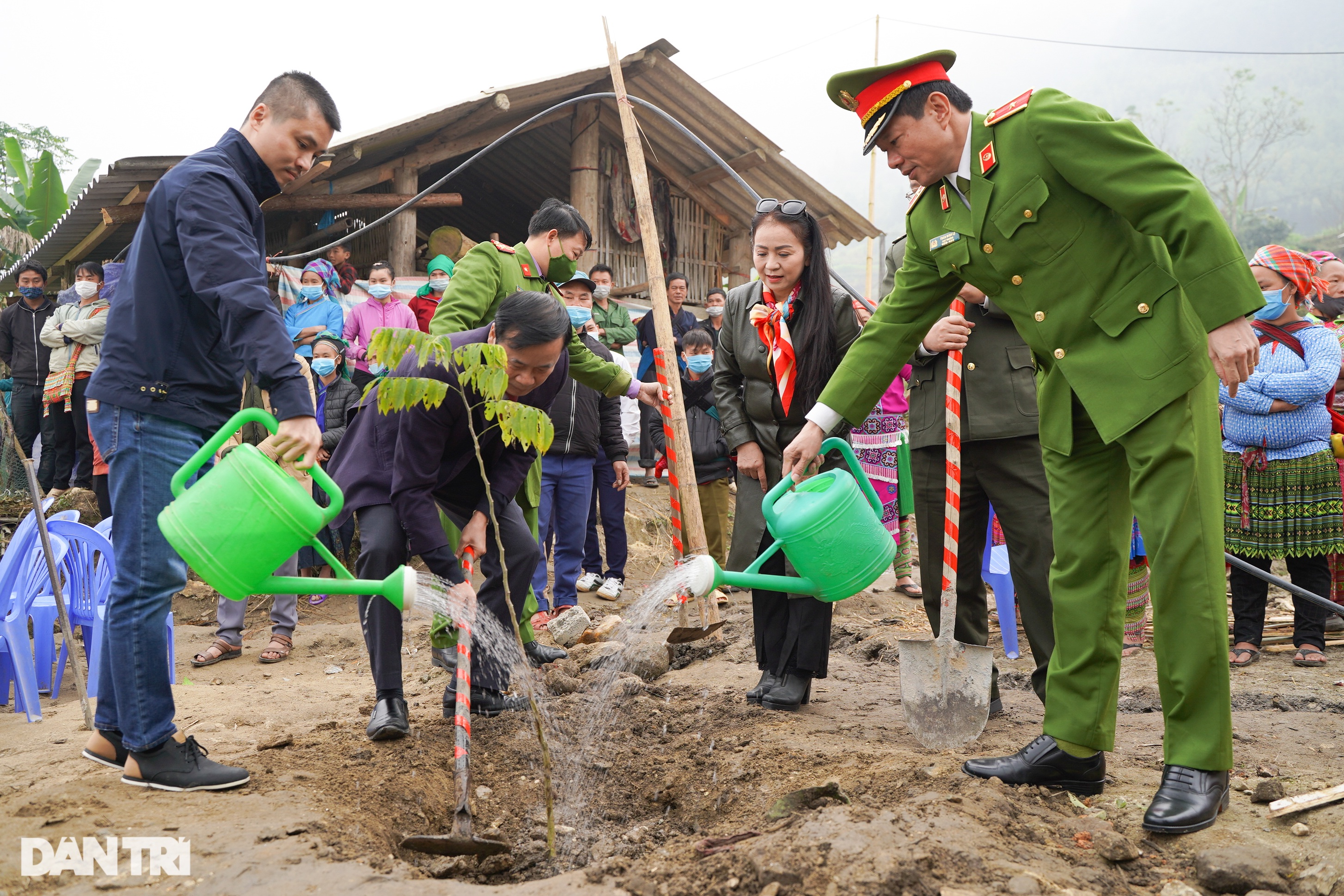 Khánh thành phòng học Dân trí thứ 41 tại điểm trường bản Sán Chải - 14 Khánh thành phòng học Dân trí thứ 41 tại điểm trường bản Sán Chải - 14