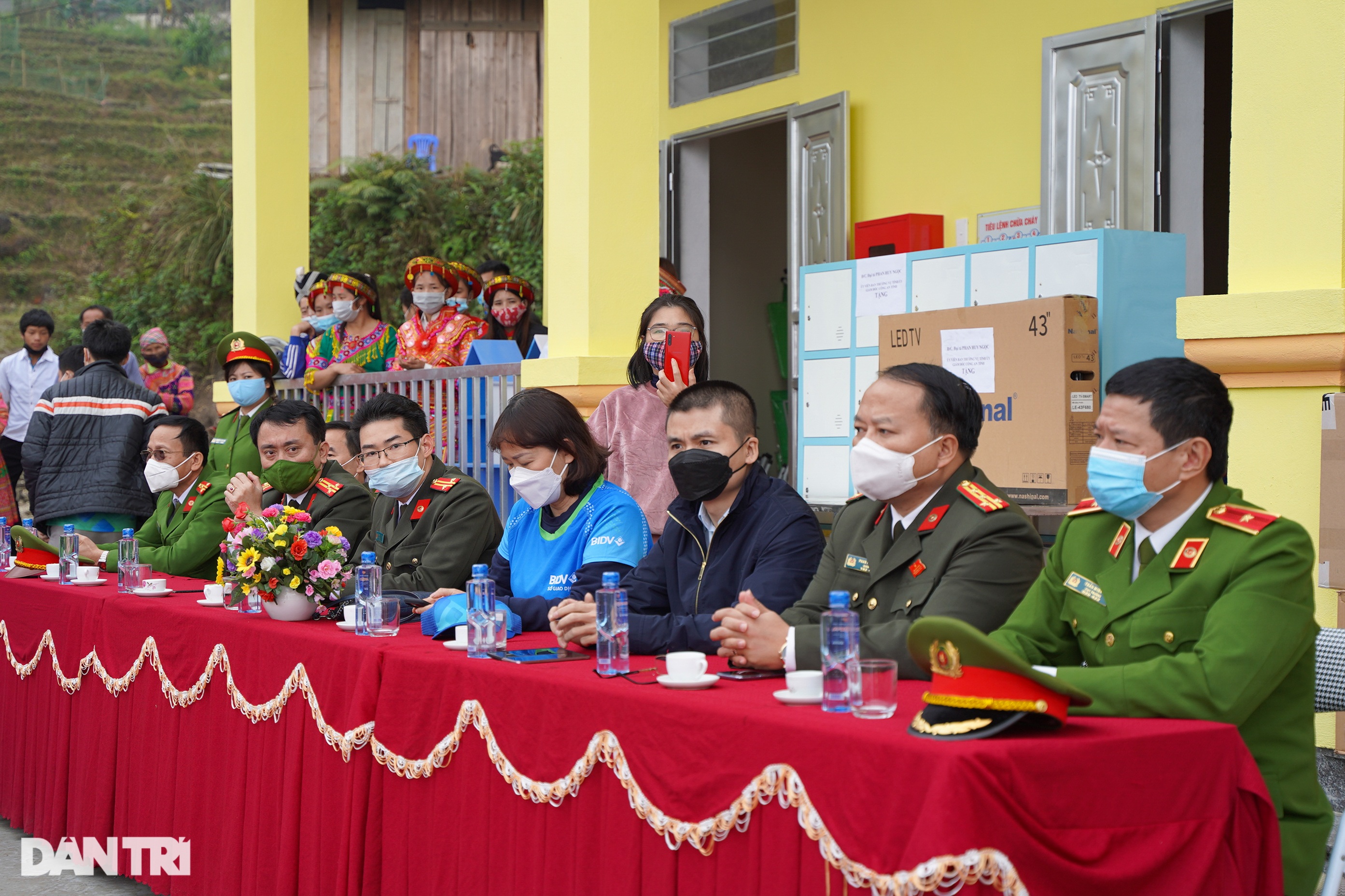 Khánh thành phòng học Dân trí thứ 41 tại điểm trường bản Sán Chải - 3 Khánh thành phòng học Dân trí thứ 41 tại điểm trường bản Sán Chải - 3