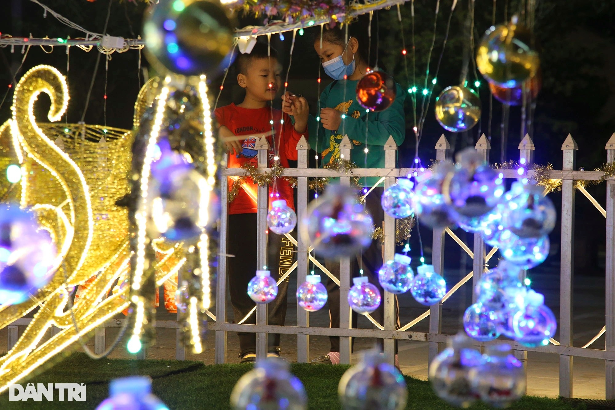 The village of more than 100 years old in Hanoi shimmers like a fairyland on Christmas - 10