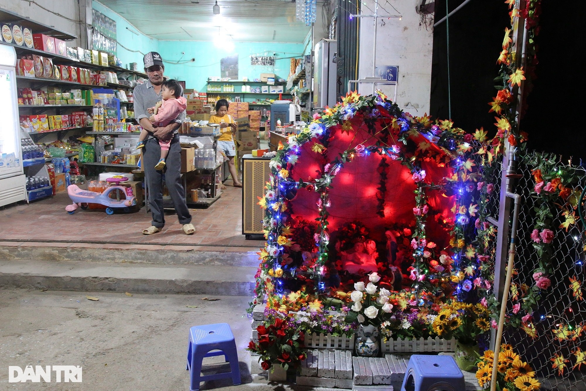The village of more than 100 years old in Hanoi shimmers like a wonderland on Christmas - 12
