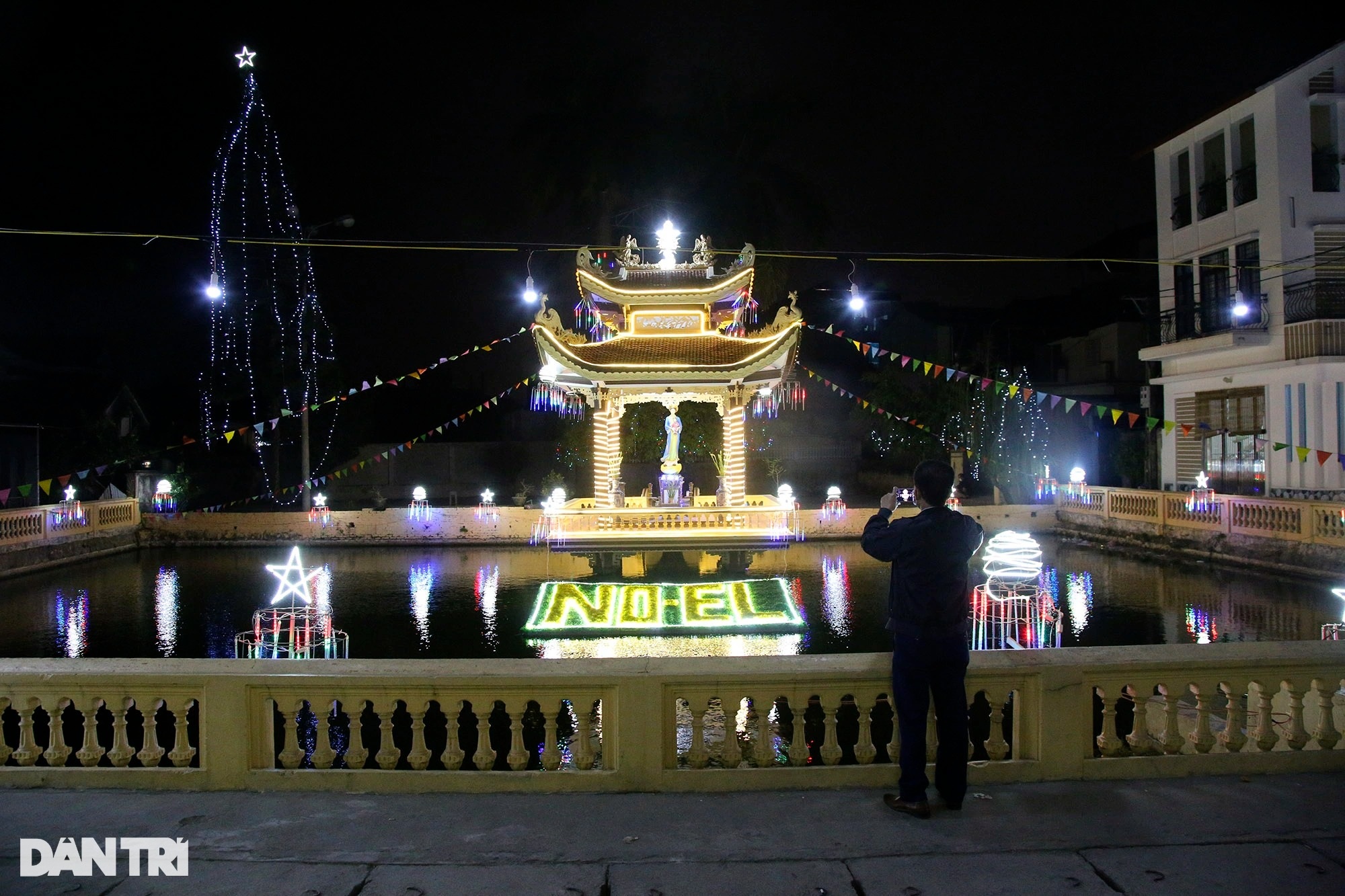 The village of more than 100 years old in Hanoi shimmers like a wonderland on Christmas - 13