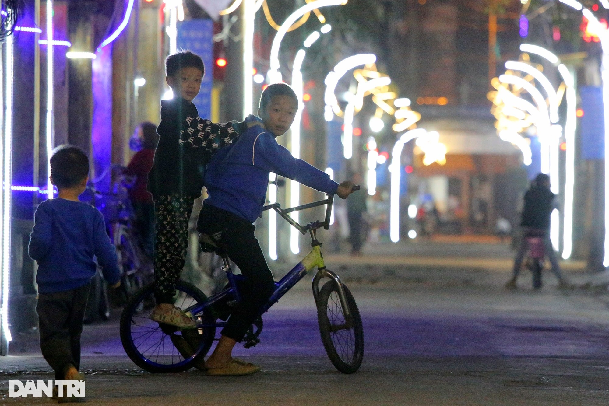 The 100-year-old village in Hanoi shimmers like a fairyland on Christmas - 2