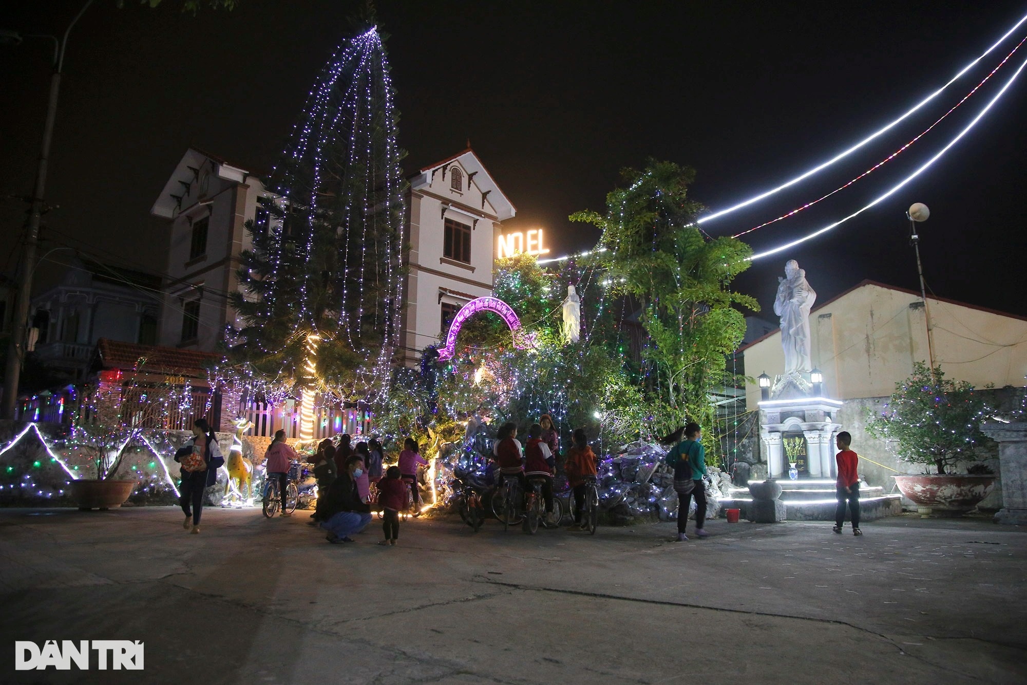 The 100-year-old village in Hanoi shimmers like a fairyland on Christmas - 3