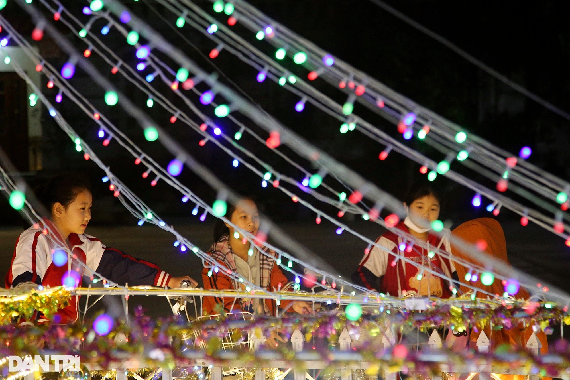 The village of more than 100 years old in Hanoi shimmers like a wonderland on Christmas - 4