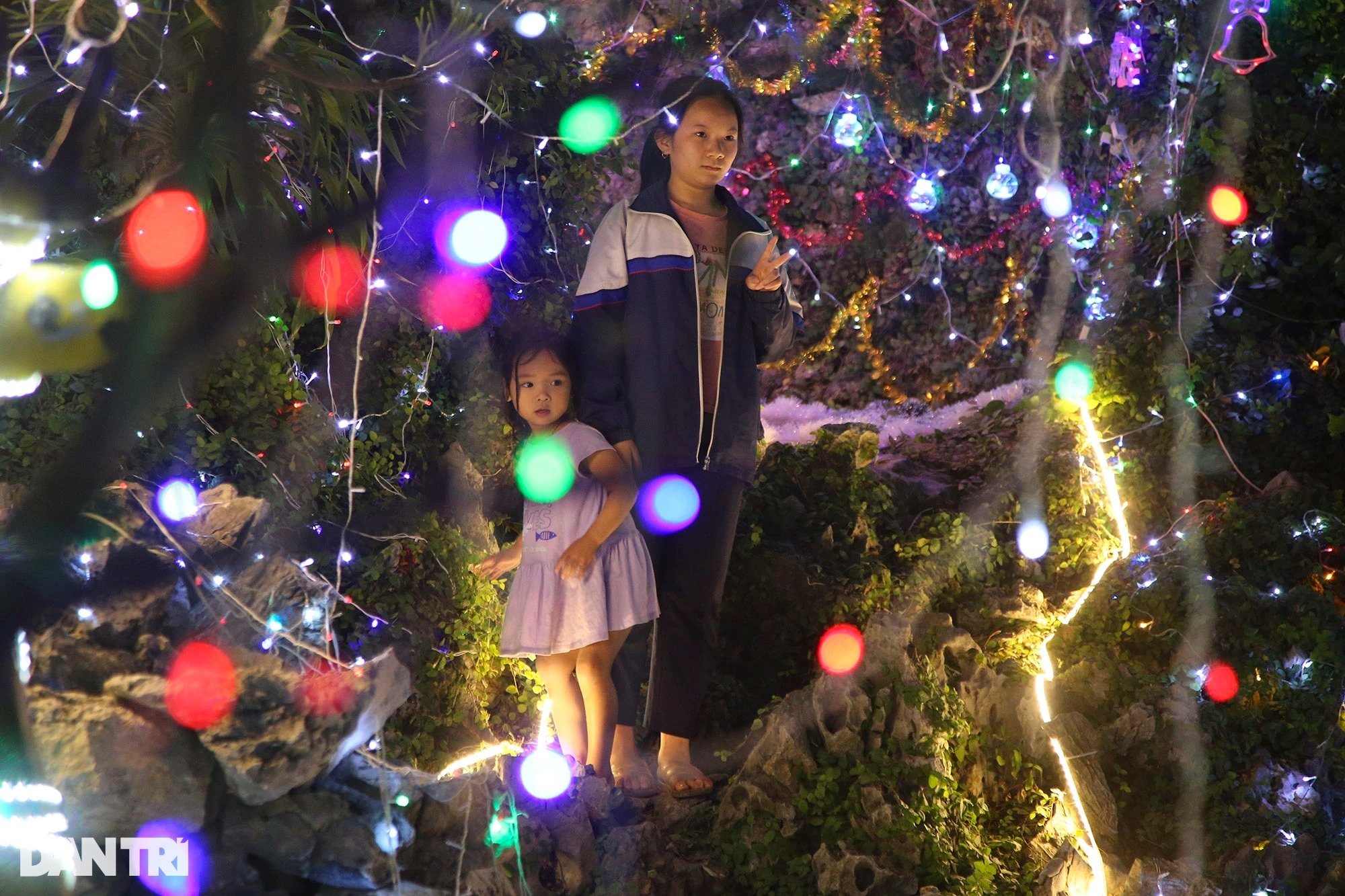 The 100-year-old village in Hanoi shimmers like a fairyland on Christmas - 5