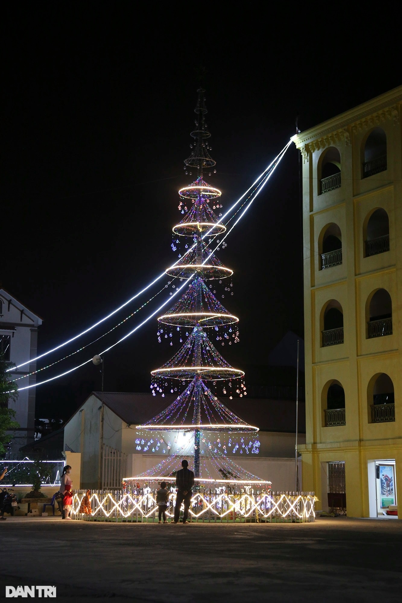 The village of more than 100 years old in Hanoi shimmers like a fairyland on Christmas - 6