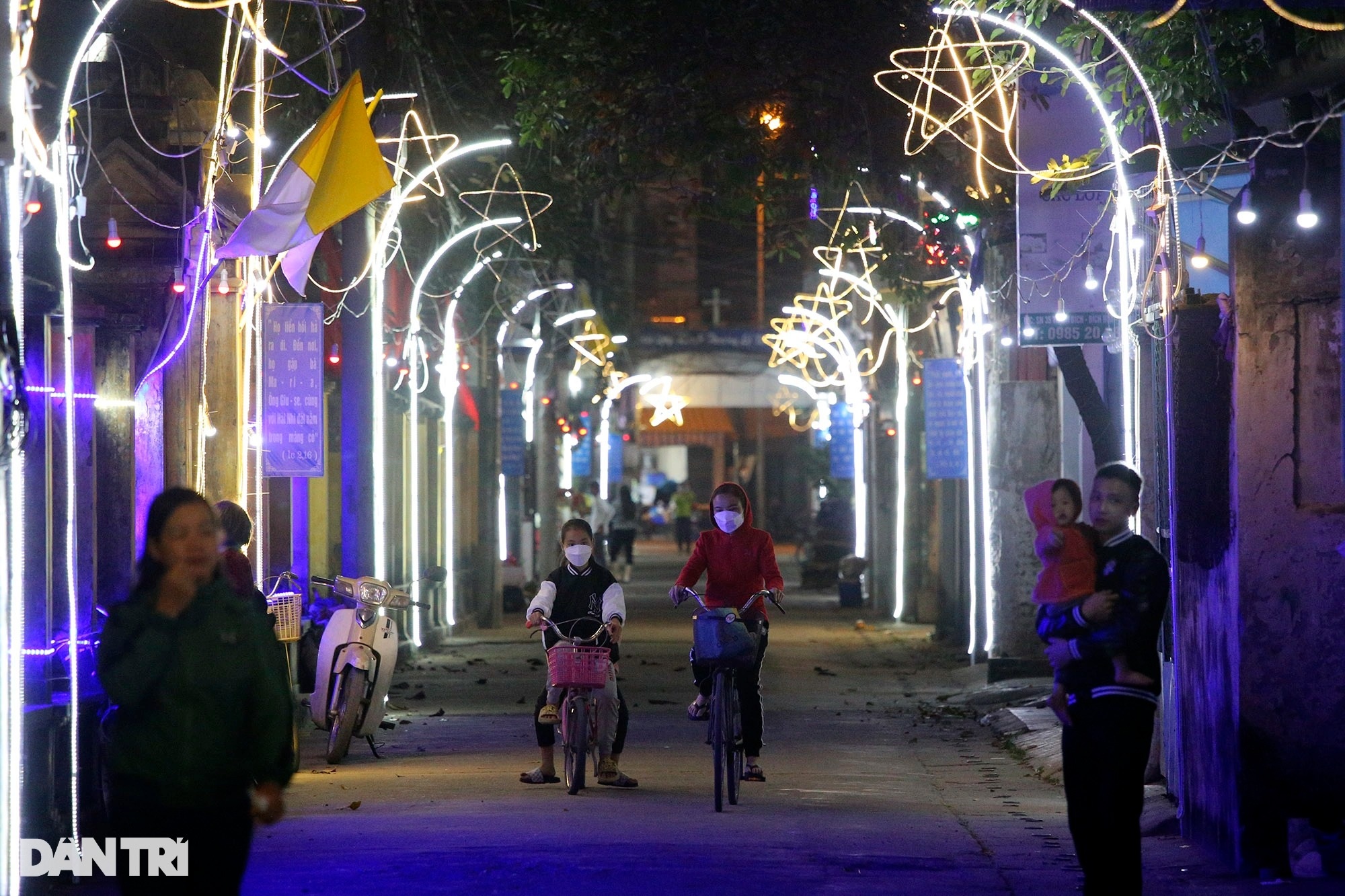 The 100-year-old village in Hanoi shimmers like a fairyland on Christmas Eve - 8