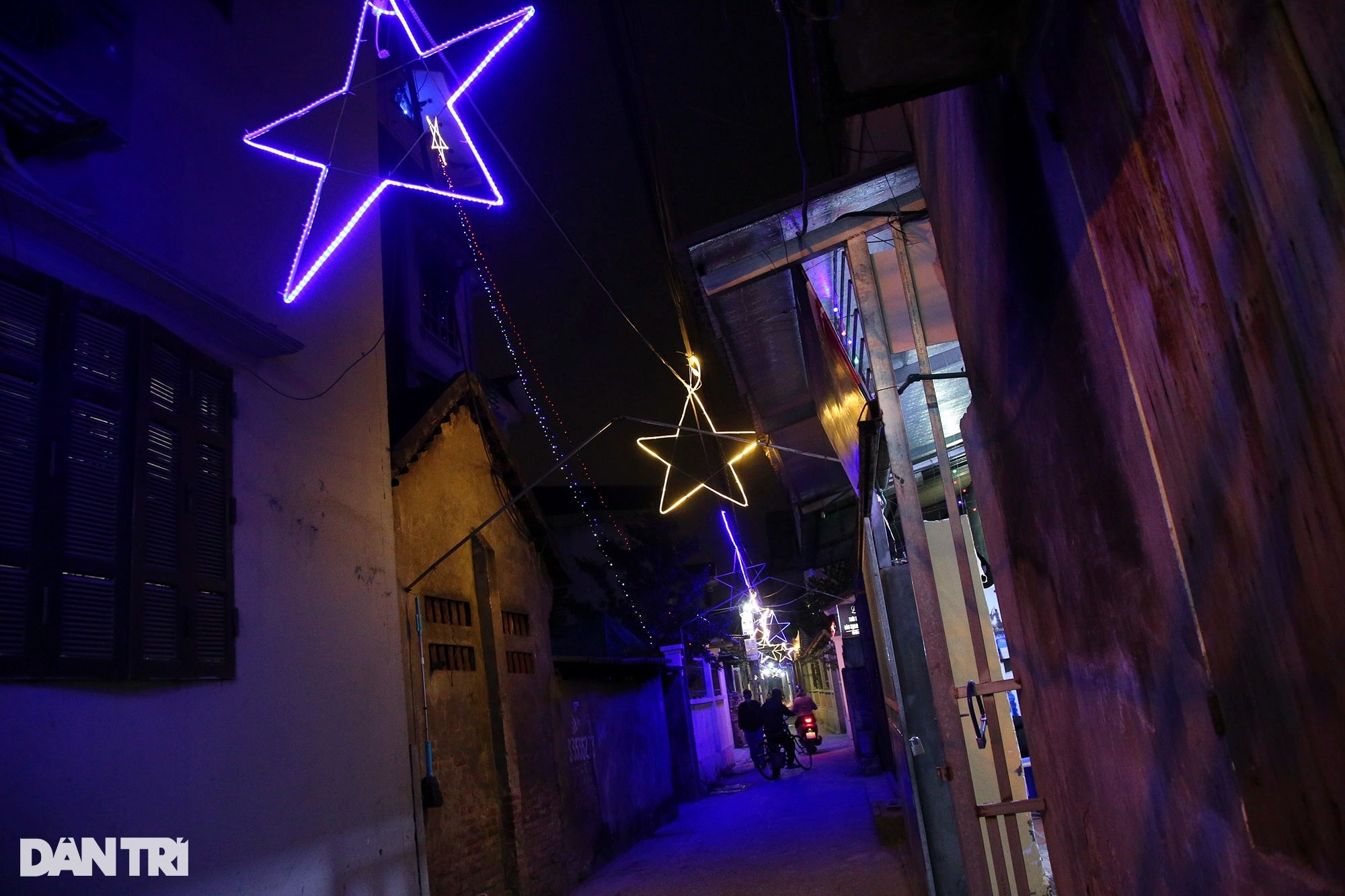 The village of more than 100 years old in Hanoi shimmers like a wonderland on Christmas - 9