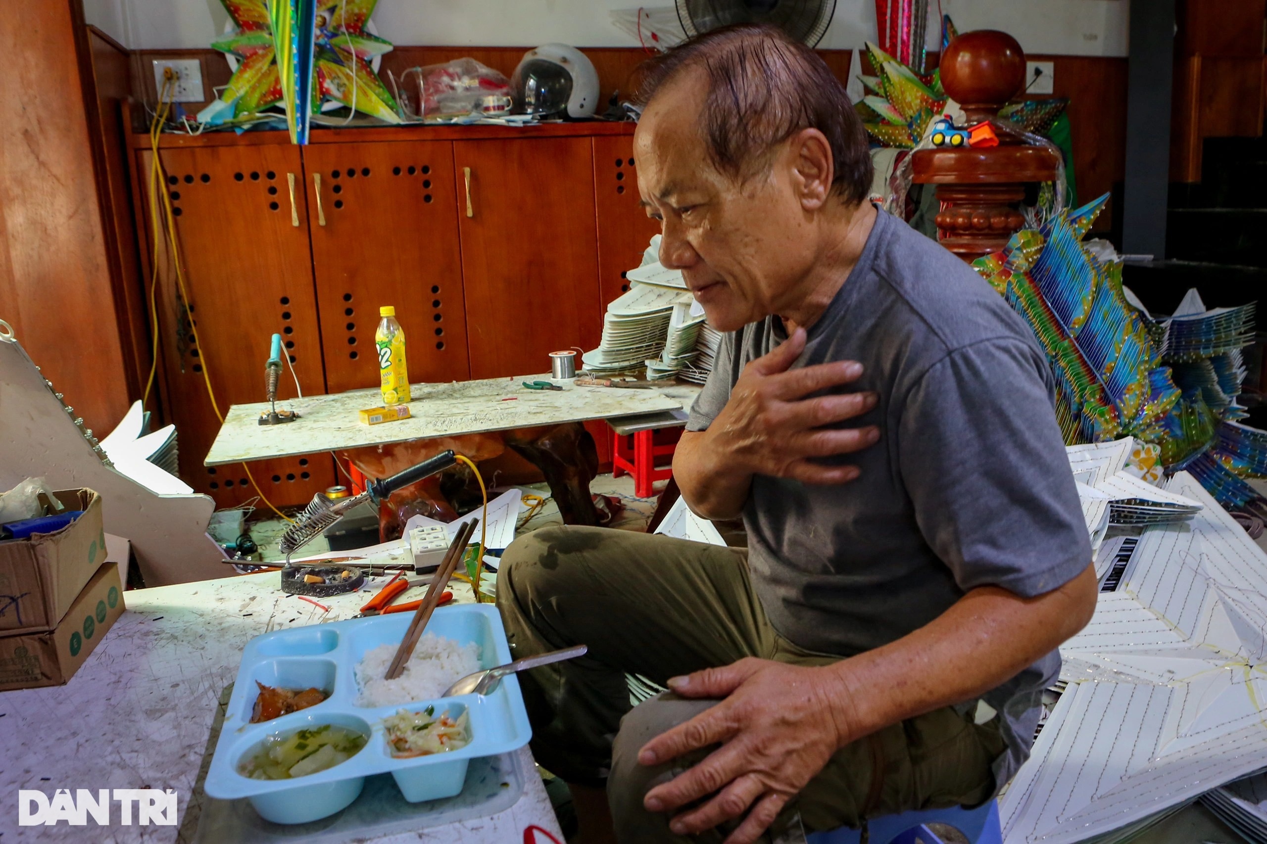 Gia đình hơn 20 năm làm đèn ngôi sao Giáng sinh ở Sài Gòn - 10 Gia đình hơn 20 năm làm đèn ngôi sao Giáng sinh ở Sài Gòn - 10