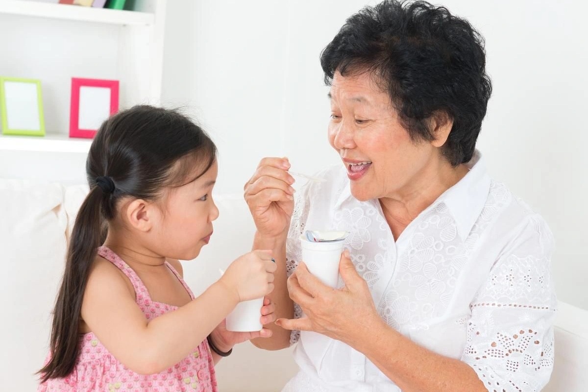 Bà trông cháu, việc bất khả thi?