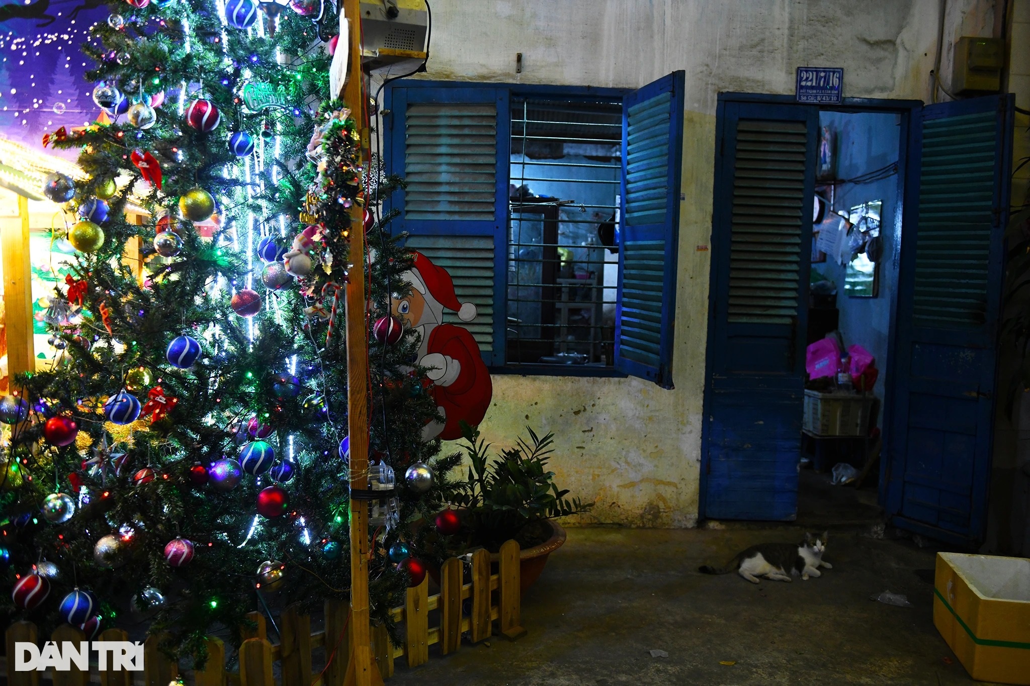Không khí Noel trầm lắng ở các xóm đạo tại TPHCM | Báo Dân trí