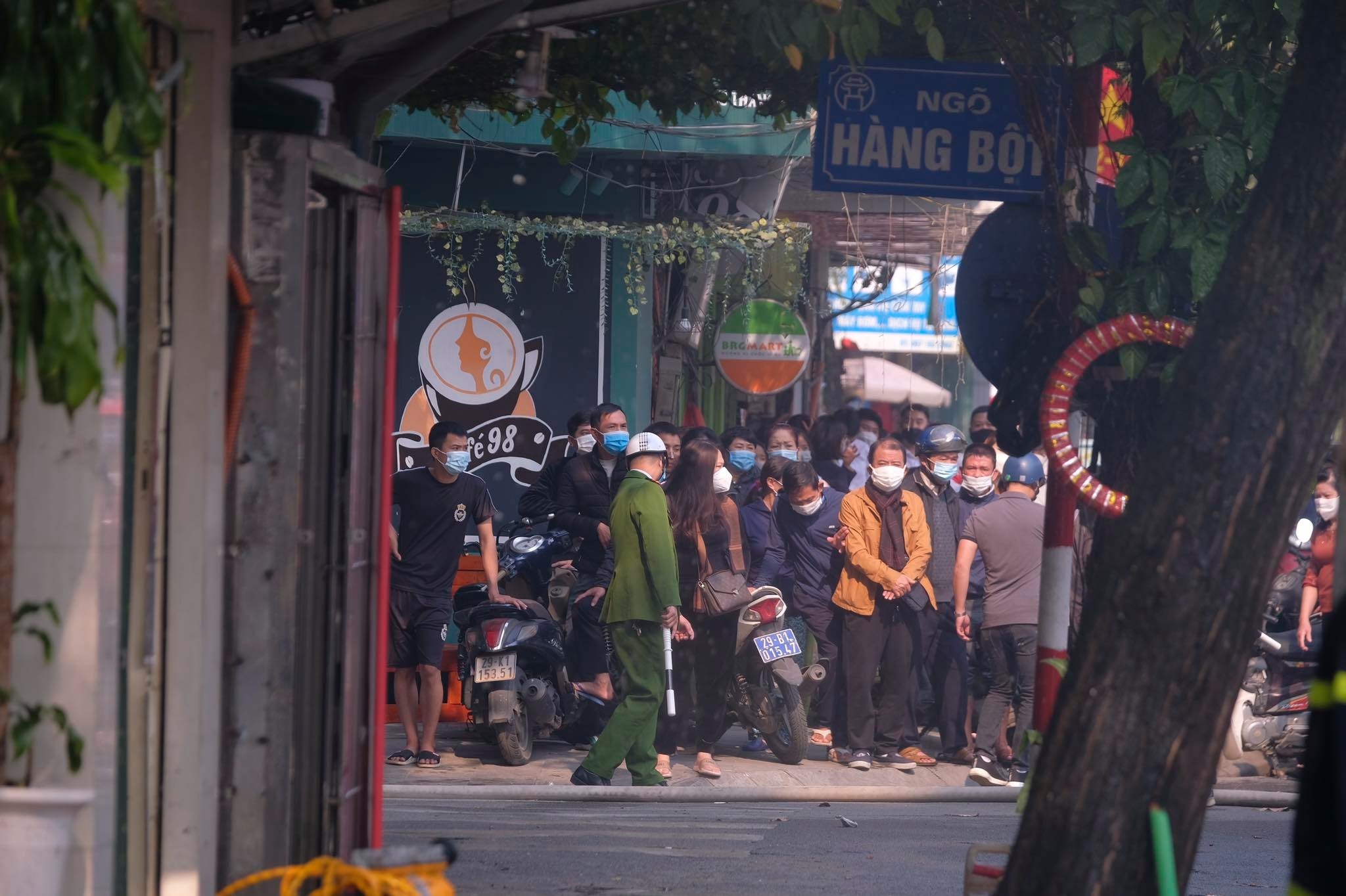 Hà Nội: Cháy nhà 2 tầng trên phố Tôn Đức Thắng, lan sang một ngân hàng - Ảnh 10.