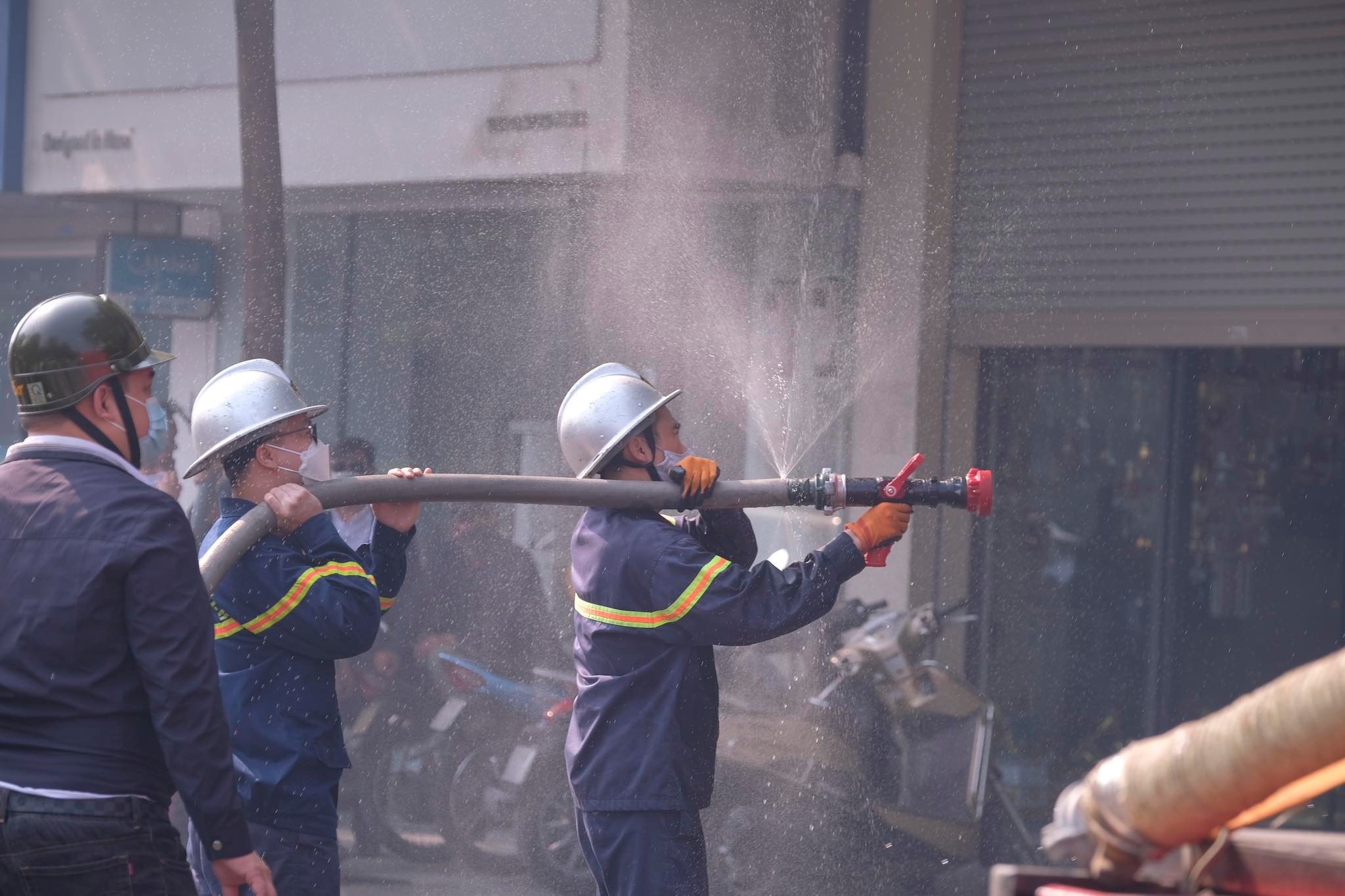 Hà Nội: Cháy nhà 2 tầng trên phố Tôn Đức Thắng, lan sang một ngân hàng - Ảnh 8.