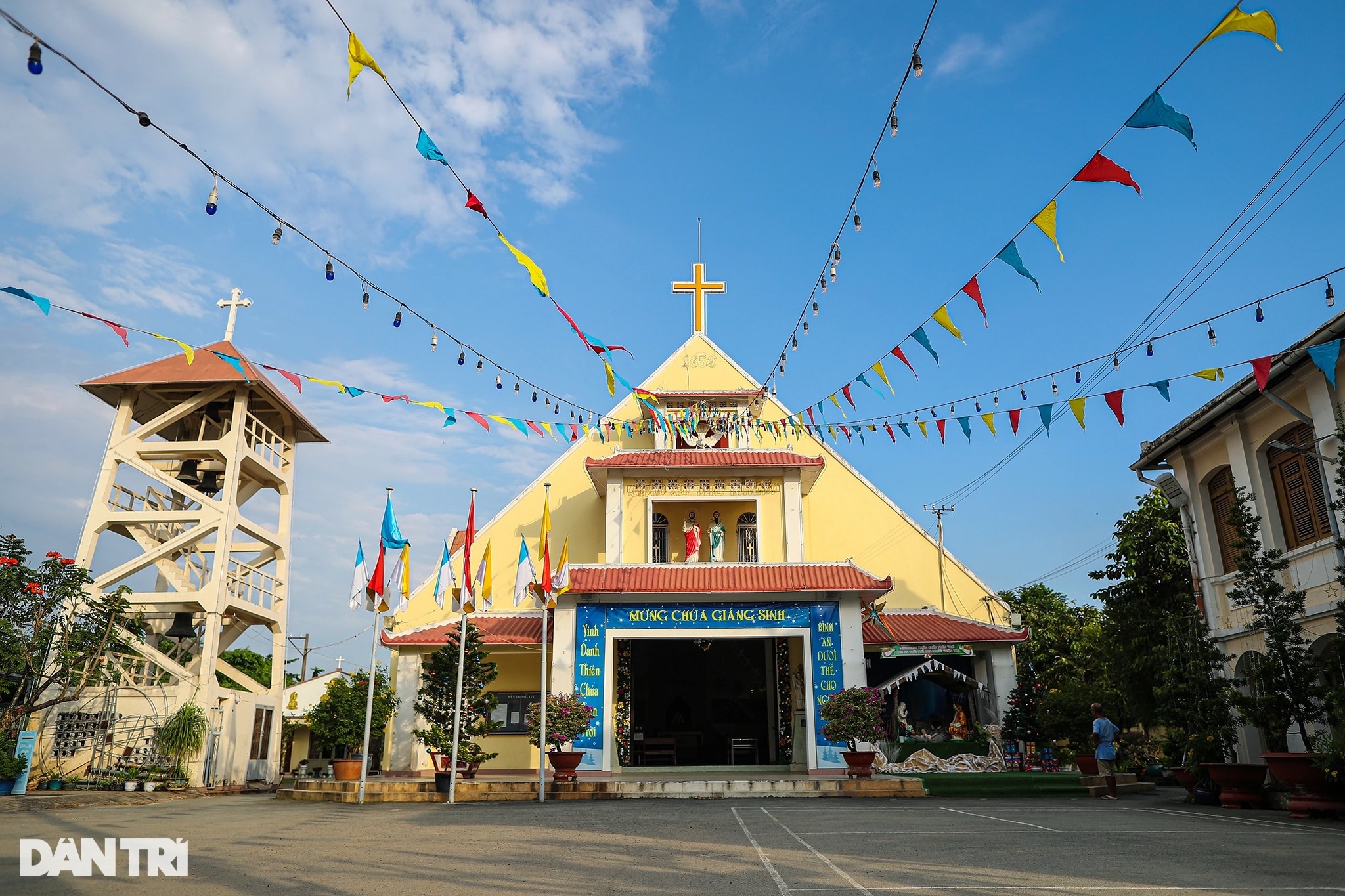 An ancient church more than 150 years old and quiet in the golden urban area of ​​Thu Thiem - 2