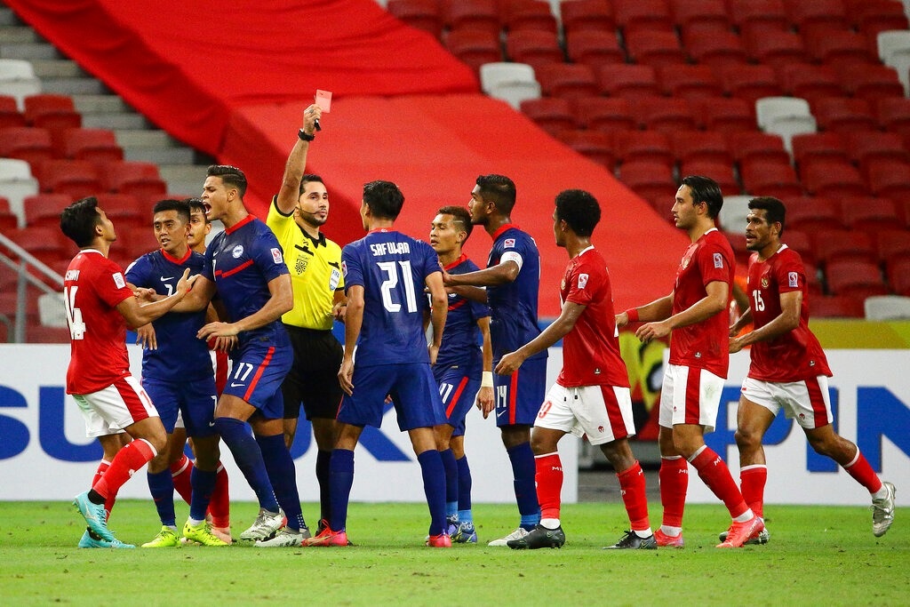 Tuyển Singapore lập kỷ lục khi nhận 3 thẻ đỏ trong một trận đấu ở AFF Cup - 1