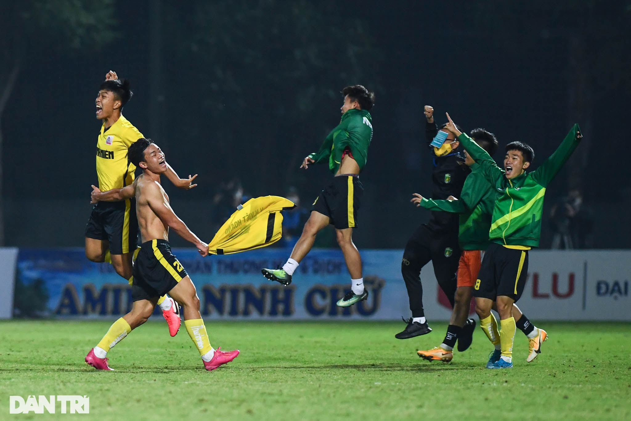 Cầu thủ U21 Hà Nội ngậm ngùi bật khóc sau trận thua chung kết U21 Quốc gia - 14 Cầu thủ U21 Hà Nội ngậm ngùi bật khóc sau trận thua chung kết U21 Quốc gia - 14