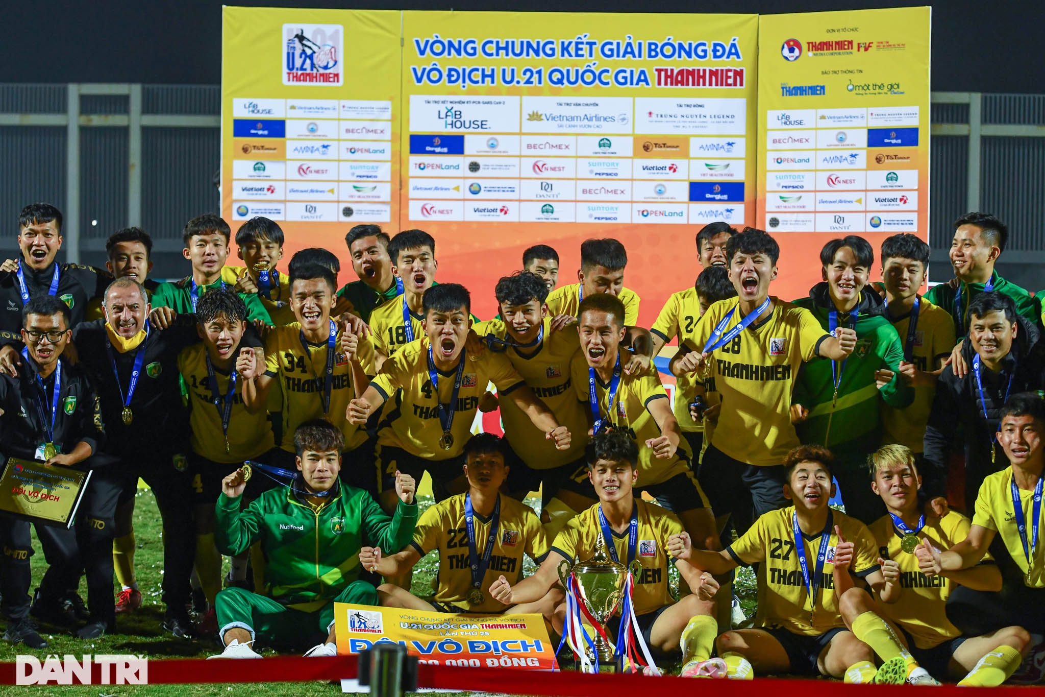 Cầu thủ U21 Hà Nội ngậm ngùi bật khóc sau trận thua chung kết U21 Quốc gia - 20 Cầu thủ U21 Hà Nội ngậm ngùi bật khóc sau trận thua chung kết U21 Quốc gia - 20