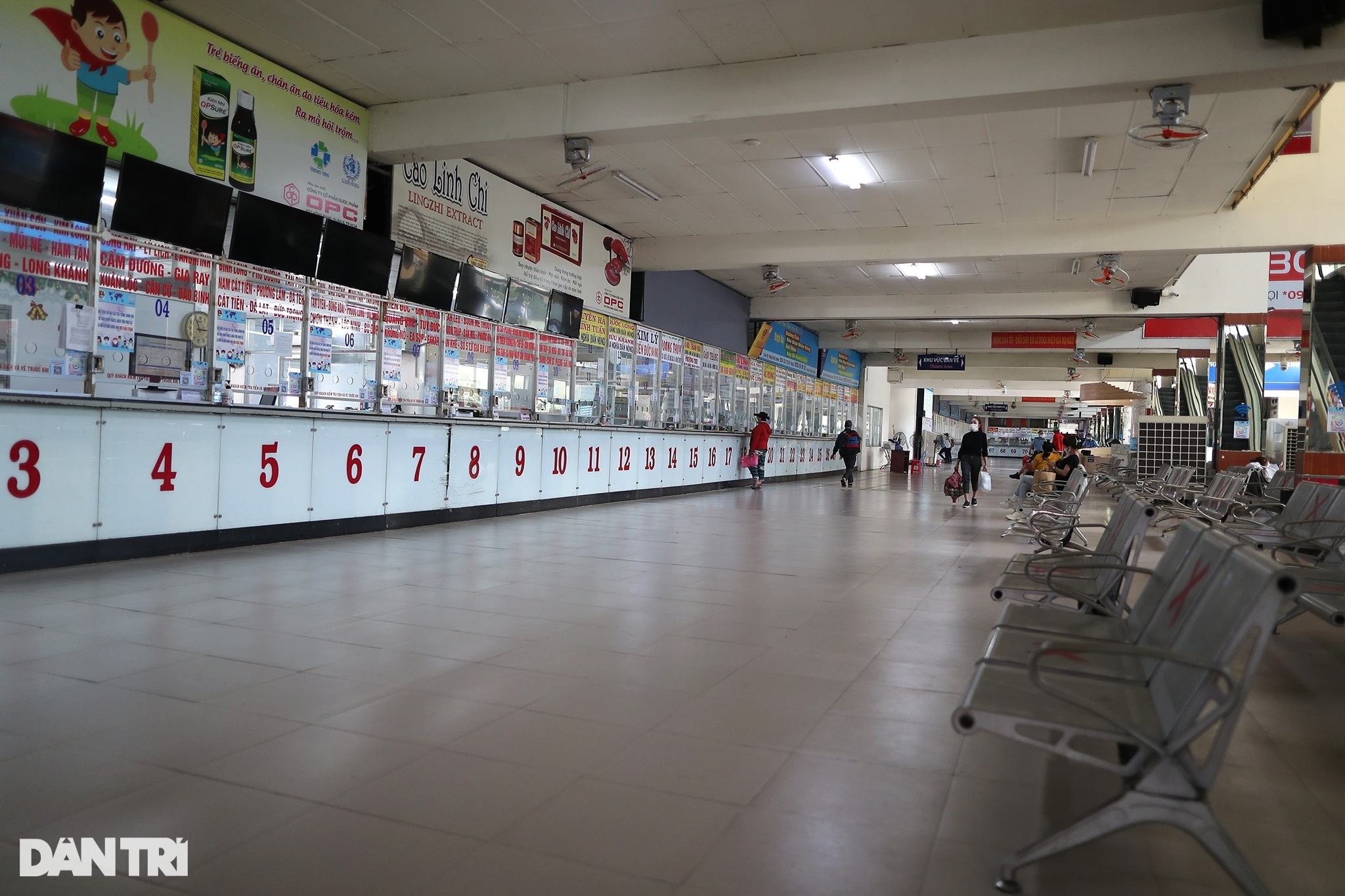 Sân bay Tân Sơn Nhất nhộn nhịp, bến tàu xe ở TPHCM vắng vẻ chiều cuối năm - 1