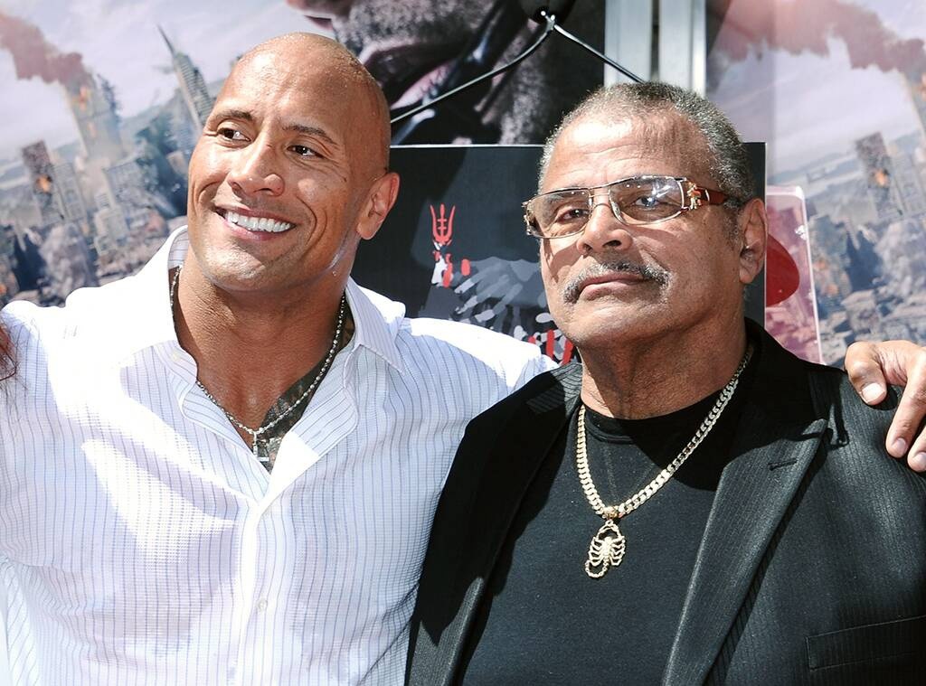 The Rock Dwayne Johnson: Người hùng cơ bắp si tình, chiều vợ, cưng con - 4