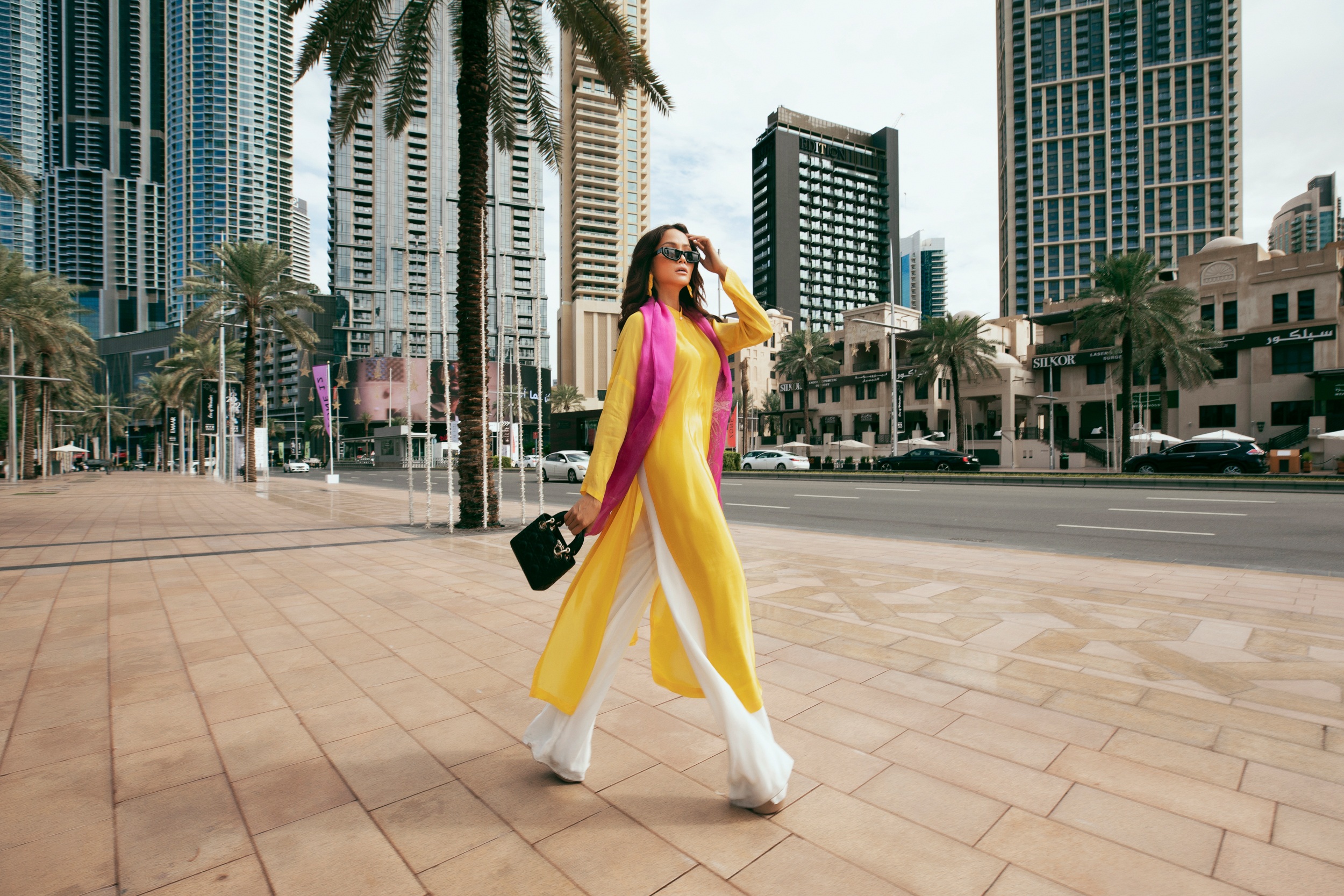Hoa hậu HHen Niê tự tin diện áo dài trên phố Dubai - 4