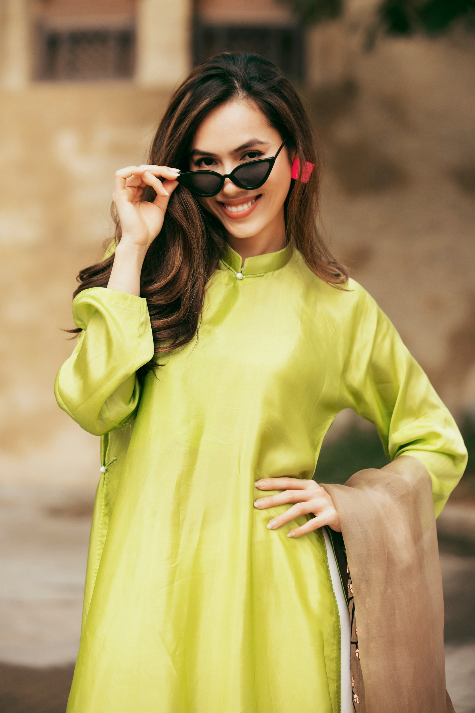 Hoa hậu HHen Niê tự tin diện áo dài trên phố Dubai - 7 Hoa hậu HHen Niê tự tin diện áo dài trên phố Dubai - 7