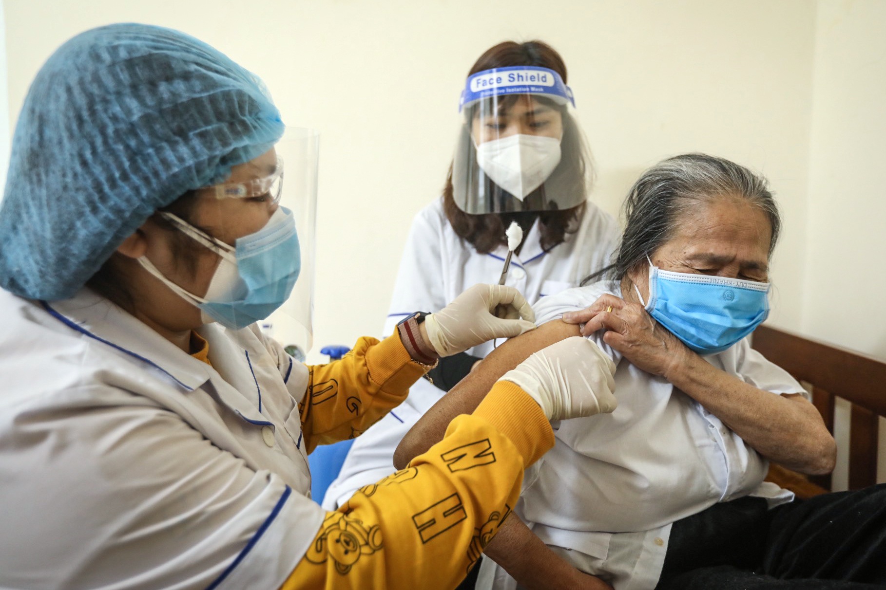 Hà Nội: Tổ vaccine lưu động đi từng nhà tiêm cho đối tượng nguy cơ cao - 4