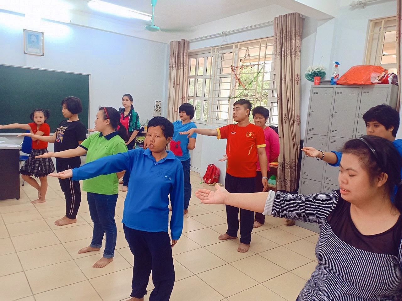 Ác mộng da cam và men say yêu thương ở làng trẻ em nhiễm chất độc dioxin - 6 Ác mộng da cam và men say yêu thương ở làng trẻ em nhiễm chất độc dioxin - 6