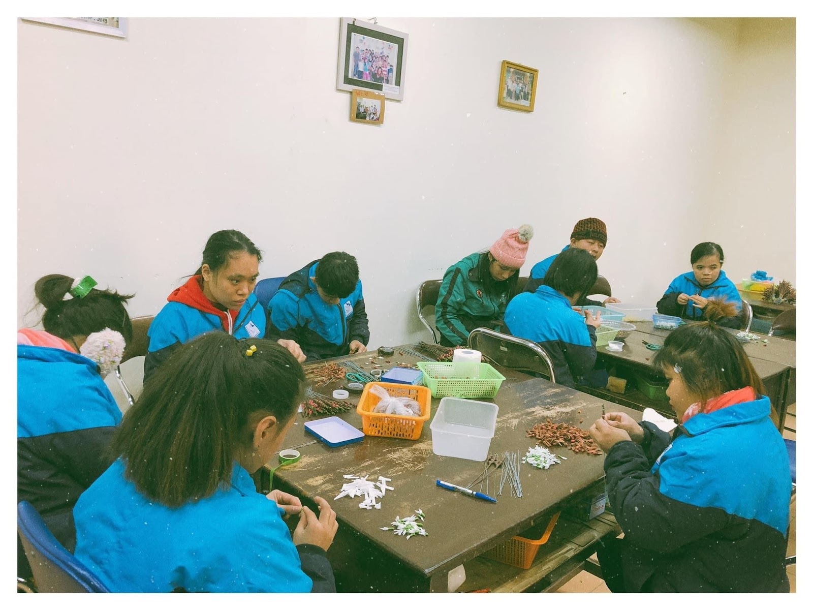 Ác mộng da cam và men say yêu thương ở làng trẻ em nhiễm chất độc dioxin - 9 Ác mộng da cam và men say yêu thương ở làng trẻ em nhiễm chất độc dioxin - 9