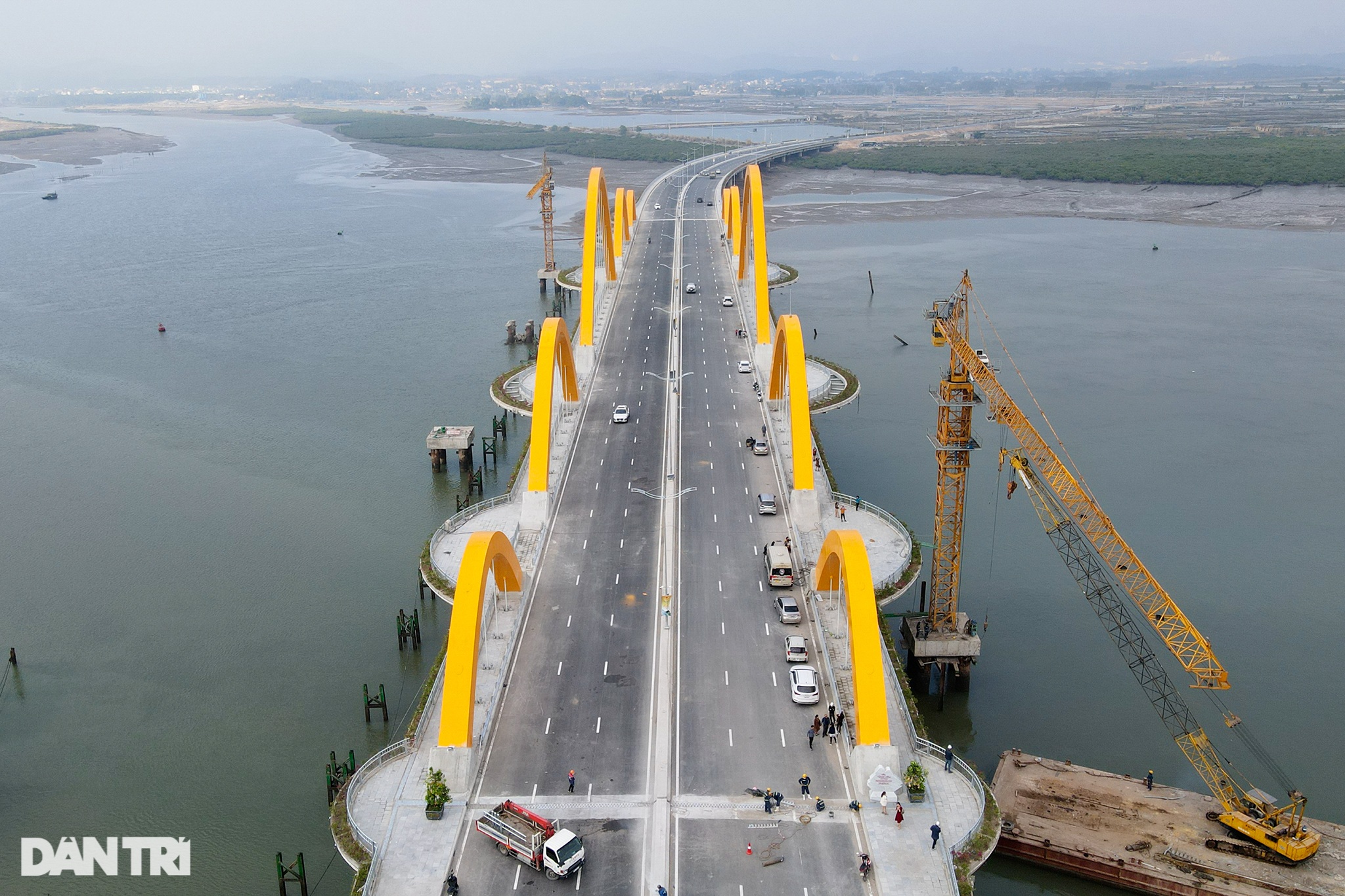 Panorama of the sea route through Ha Long Bay - 16