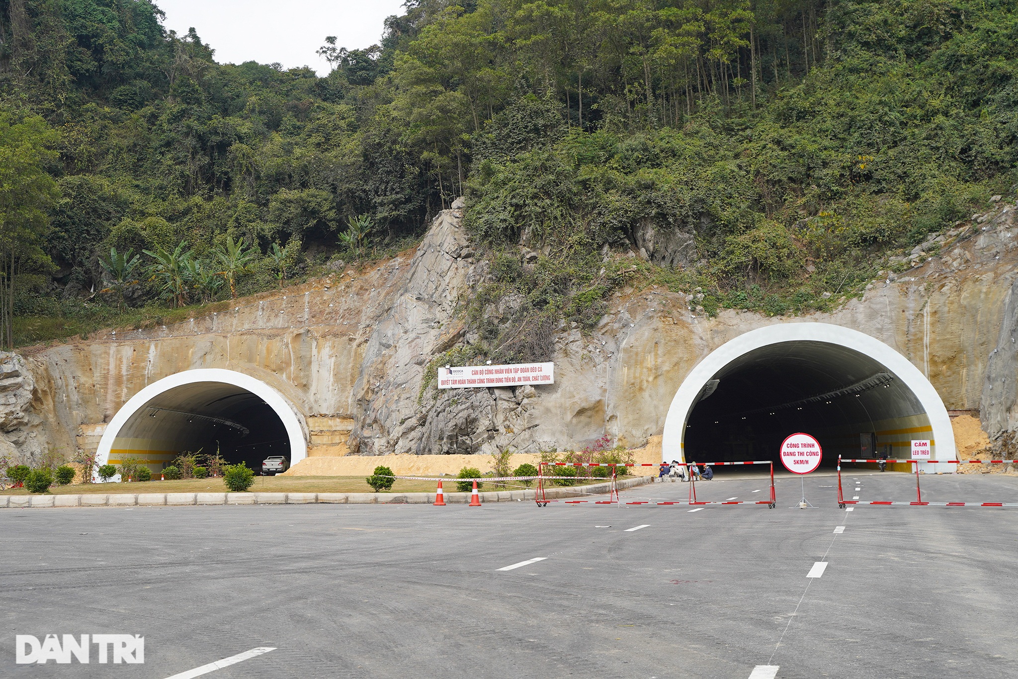 Panorama of the sea route through Ha Long Bay - 9