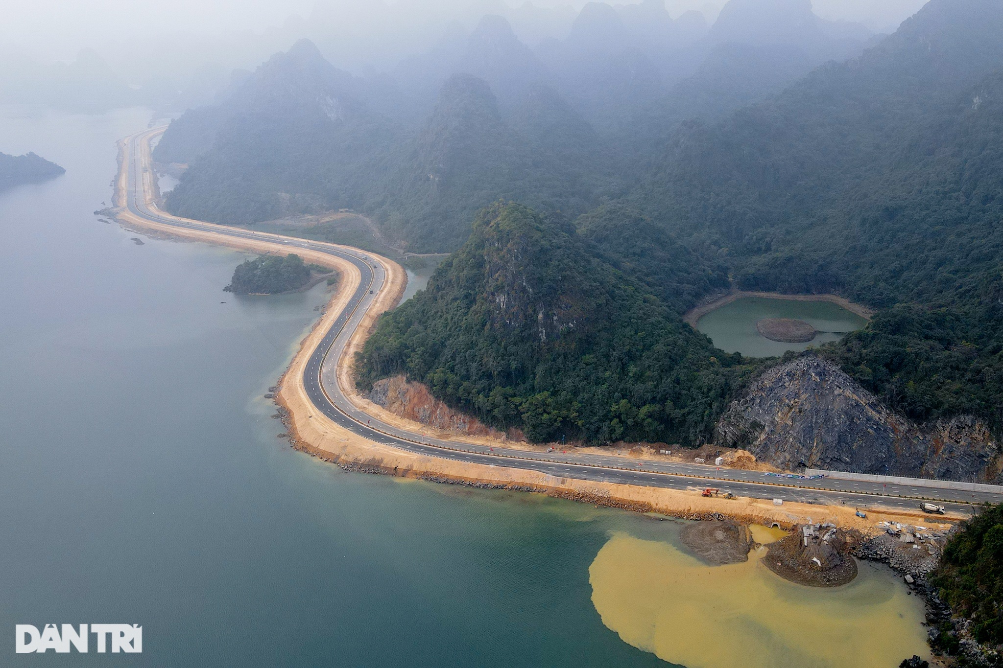 Panorama of the sea route through Ha Long Bay - 1