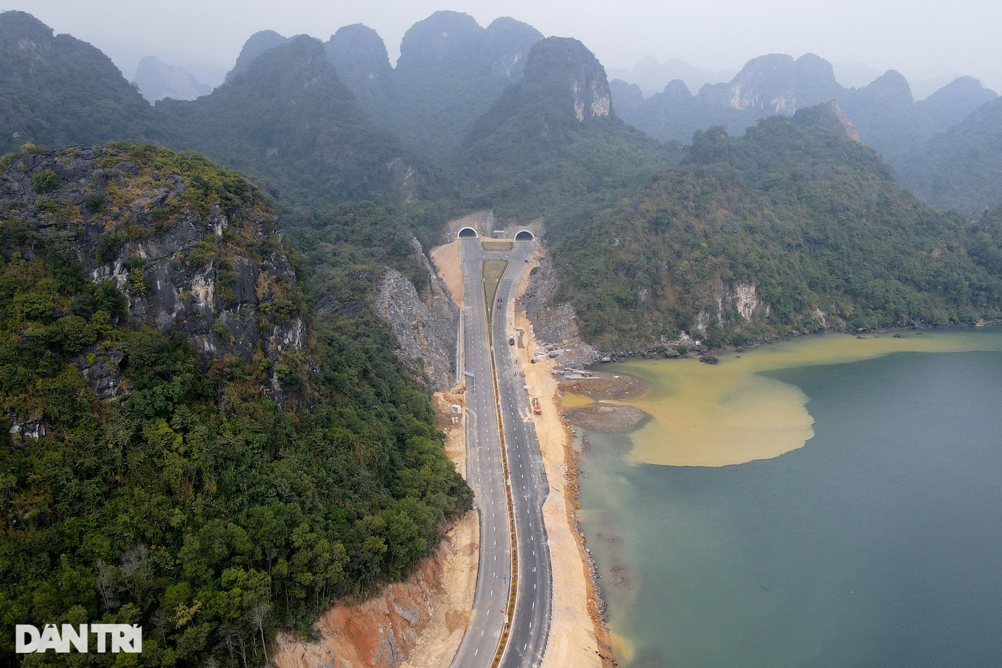 Panorama of the sea route through Ha Long Bay - 8