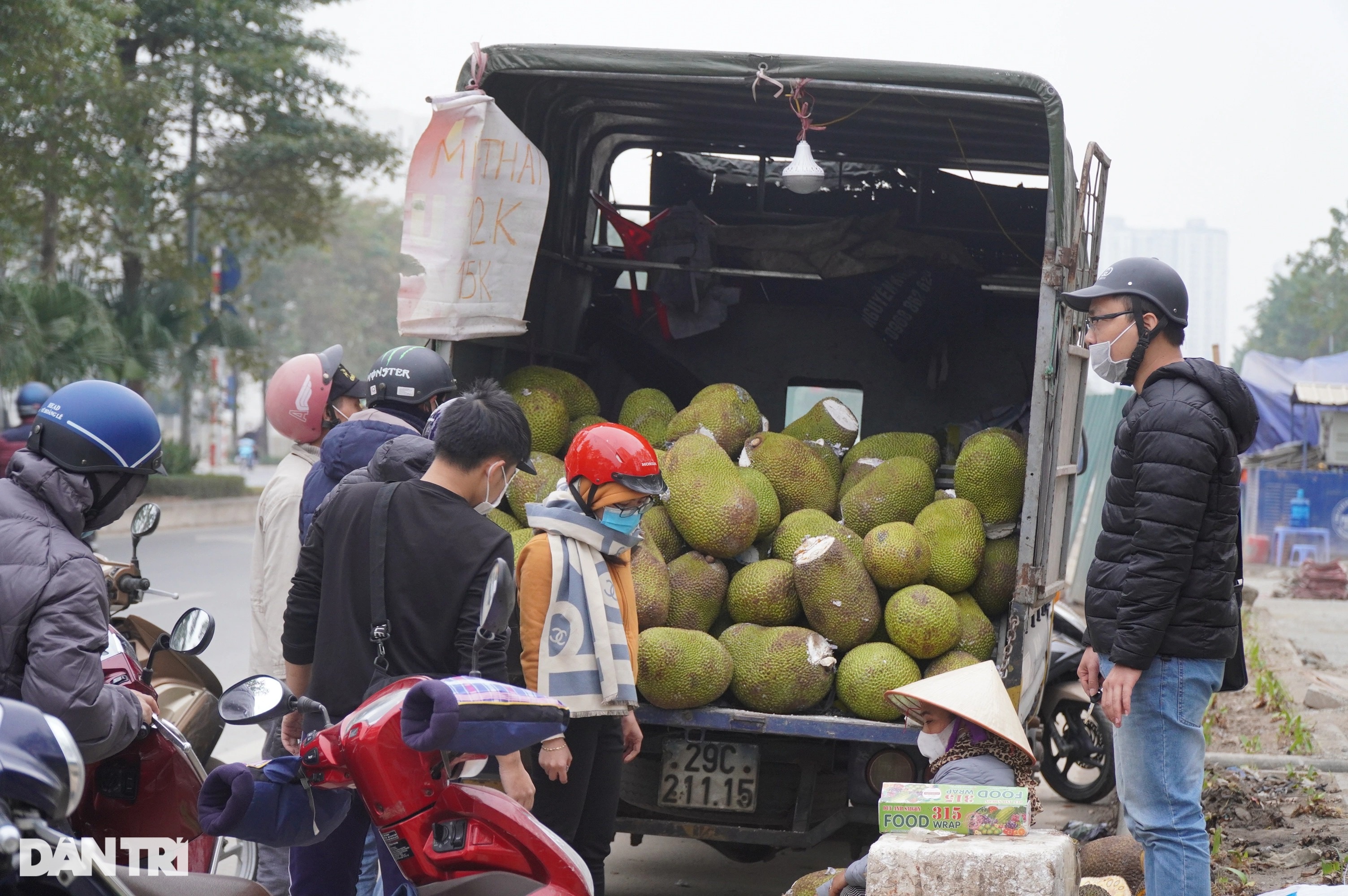 Mít thối rữa tại các điểm giải cứu vứt thành đống bên vệ đường Hà Nội - 1