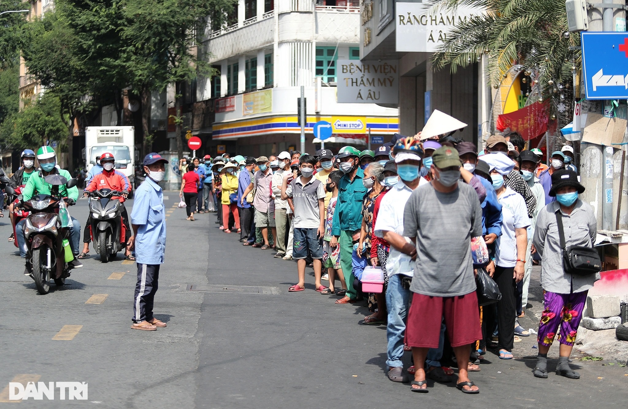 Người dân TPHCM xếp hàng dài chờ nhận thanh long miễn phí - 4 Người dân TPHCM xếp hàng dài chờ nhận thanh long miễn phí - 4