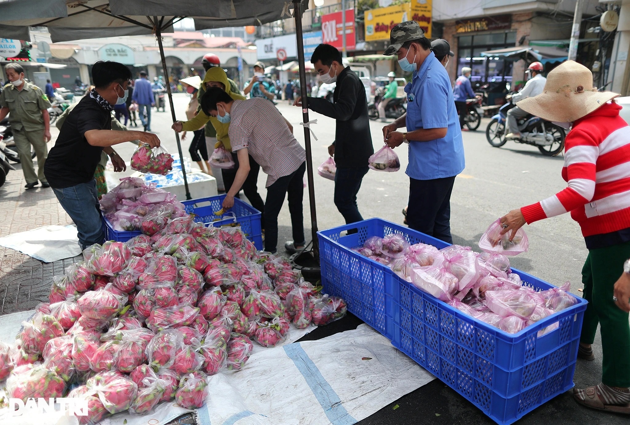 Người dân TPHCM xếp hàng dài chờ nhận thanh long miễn phí - 8 Người dân TPHCM xếp hàng dài chờ nhận thanh long miễn phí - 8