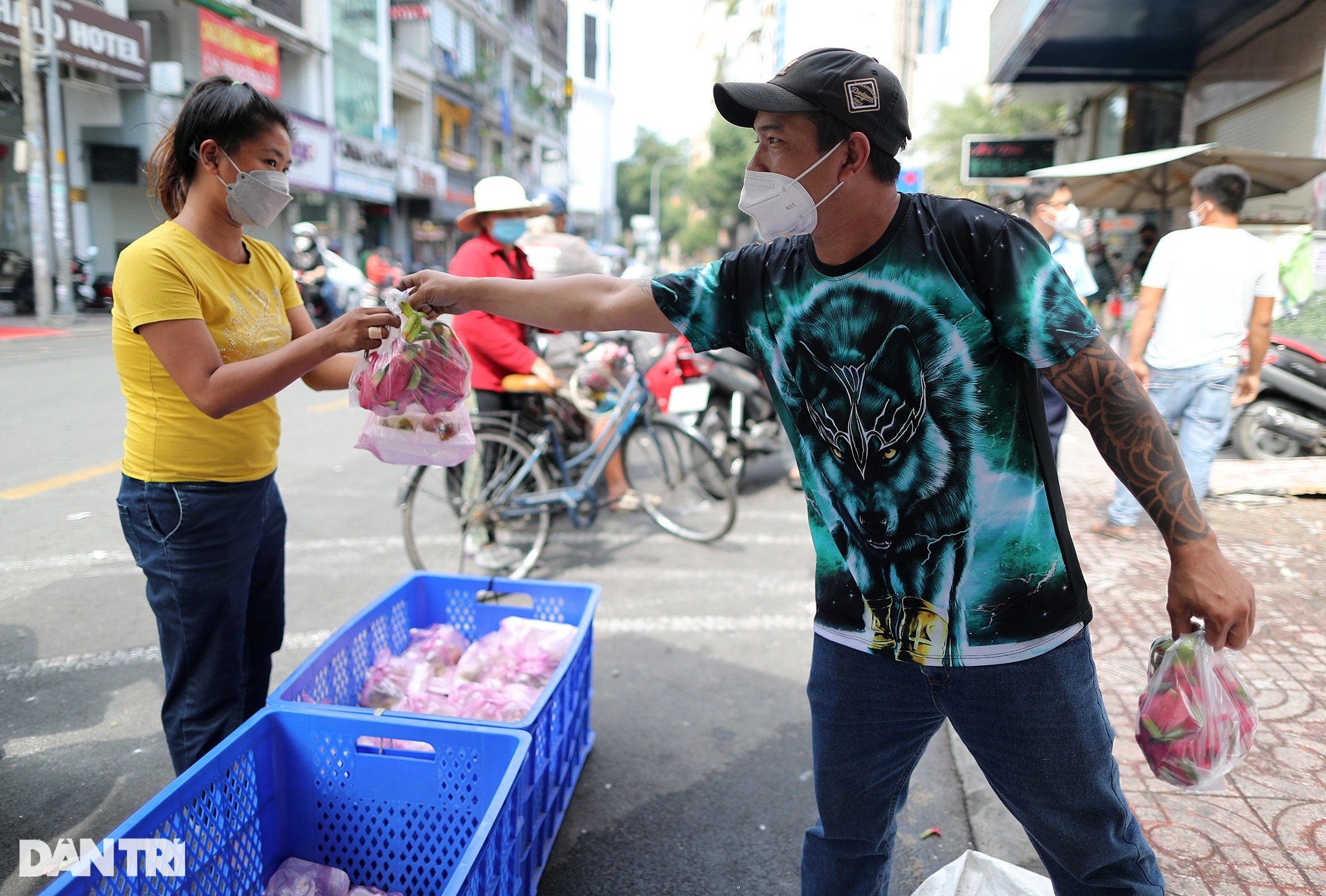 Người dân TPHCM xếp hàng dài chờ nhận thanh long miễn phí - 10 Người dân TPHCM xếp hàng dài chờ nhận thanh long miễn phí - 10