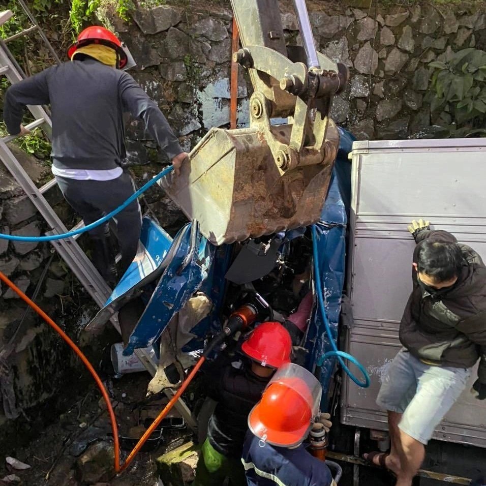 Giải cứu tài xế mắc kẹt trong cabin xe tải bẹp dúm dưới mương nước - 1