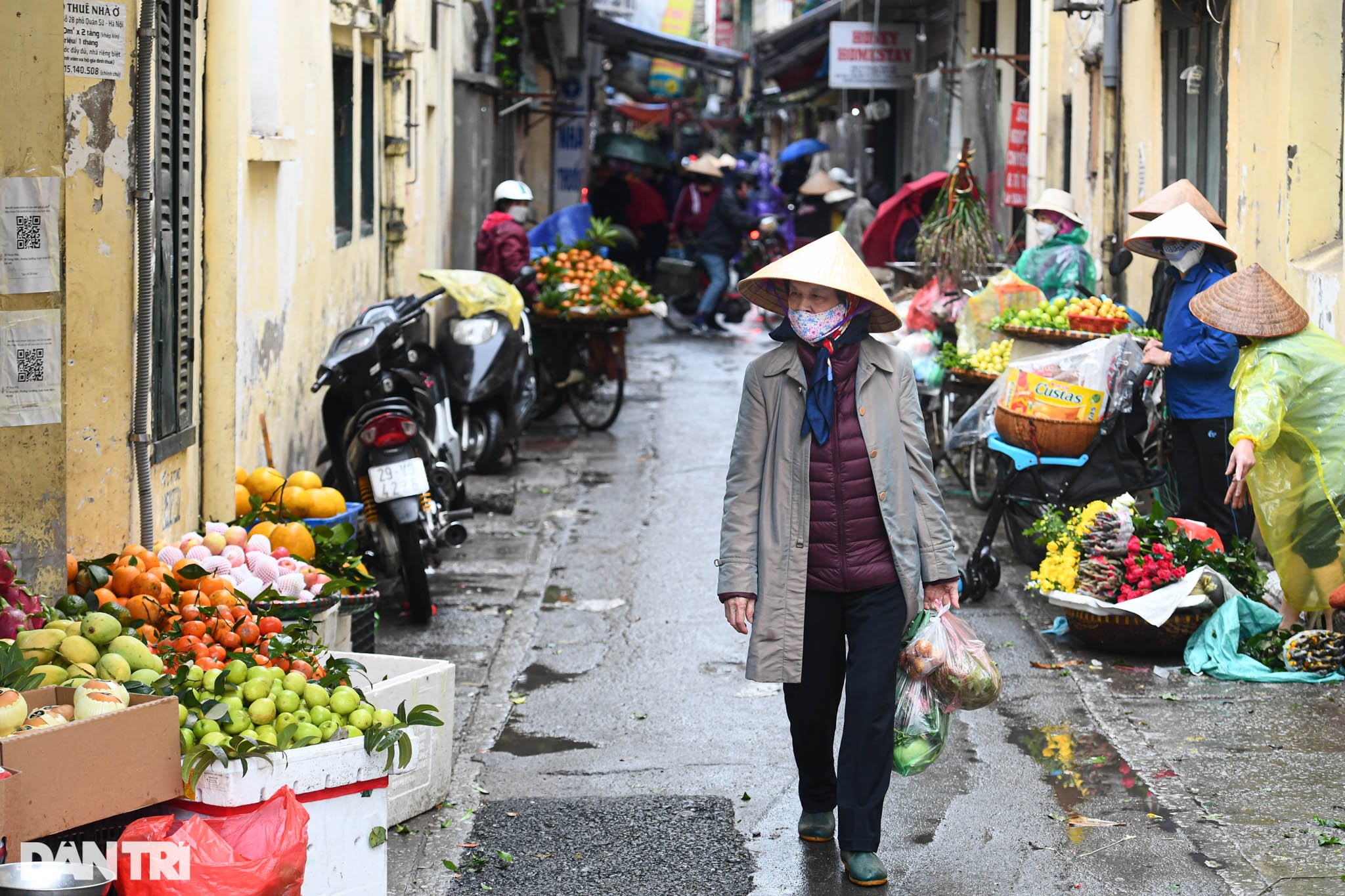 Người dân Thủ đô đội mưa đi lễ chùa trong ngày rằm cuối cùng năm Tân Sửu - Ảnh 13.