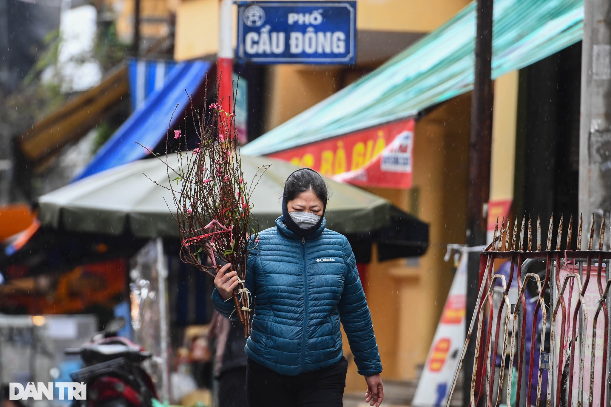 Người dân Thủ đô đội mưa đi lễ chùa trong ngày rằm cuối cùng năm Tân Sửu - Ảnh 15.