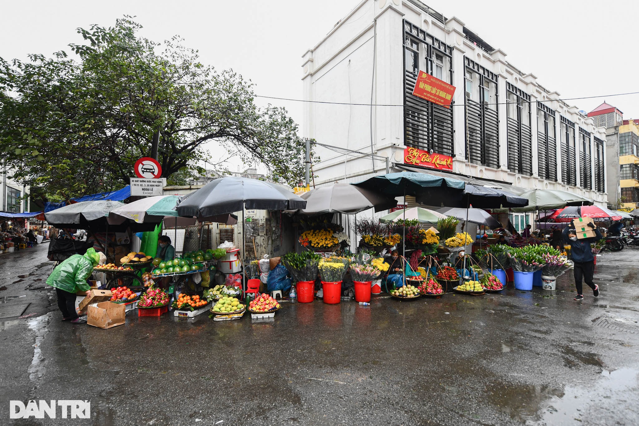 Người dân Thủ đô đội mưa đi lễ chùa trong ngày rằm cuối cùng năm Tân Sửu - Ảnh 12.