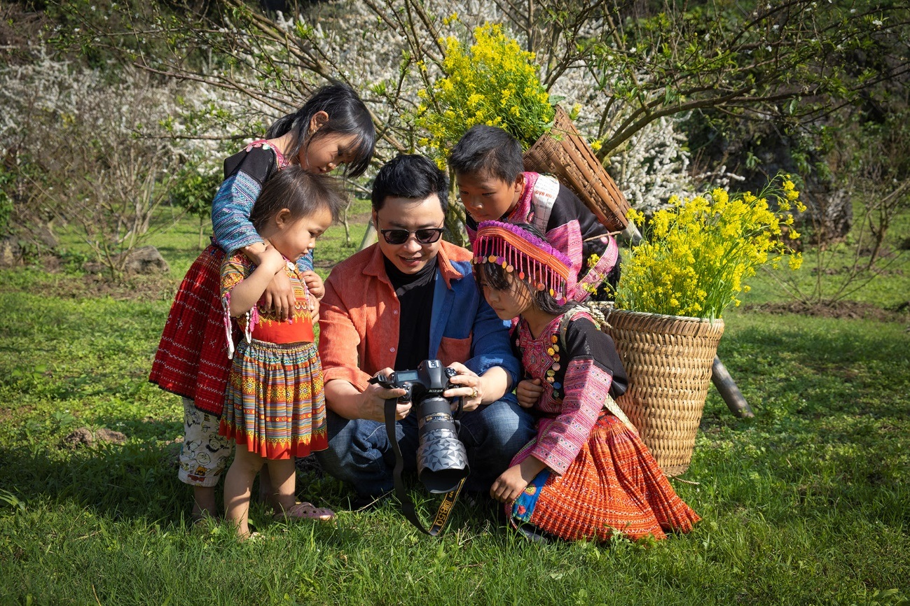 Plum blossoms bloom in a beautiful white sky like a fairy tale in Moc Chau - 4