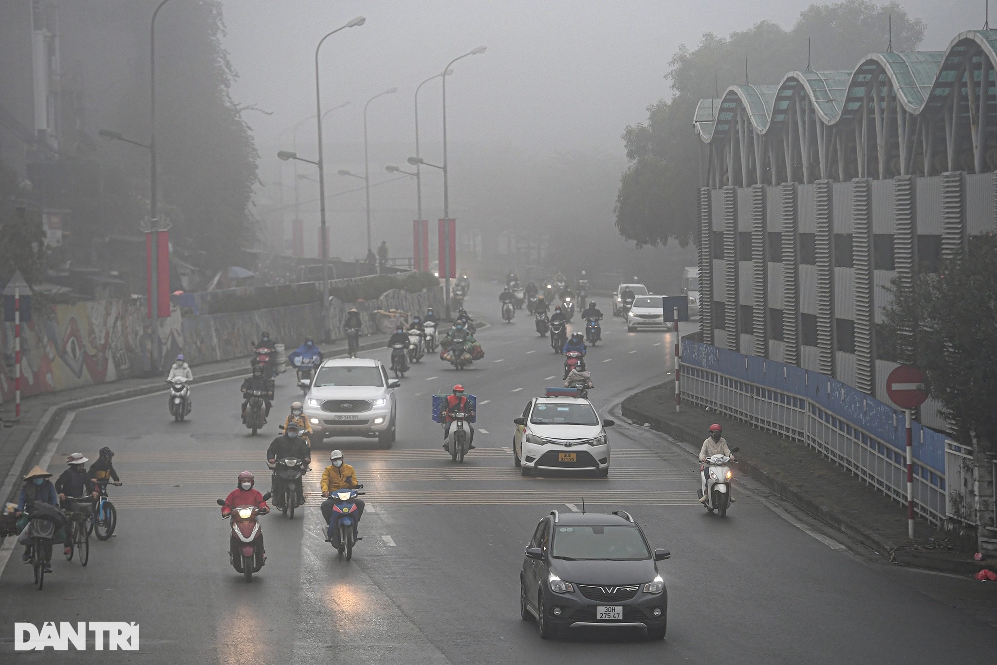 Hà Nội mờ ảo, mộng mơ trong ngày sương mù dày đặc chưa từng thấy - 5 Hà Nội mờ ảo, mộng mơ trong ngày sương mù dày đặc chưa từng thấy - 5