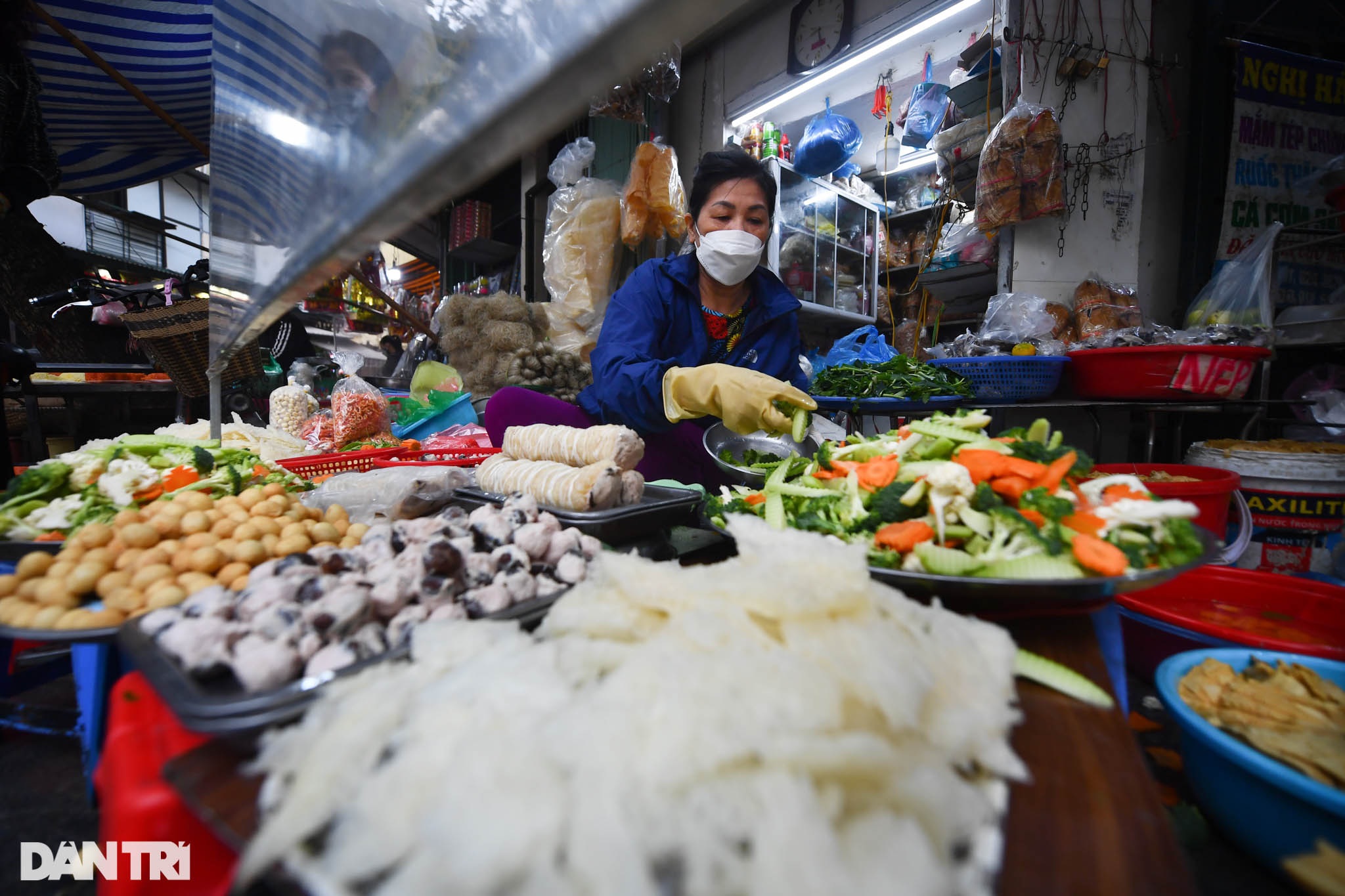 Người Hà Nội tấp nập chuẩn bị đồ lễ trước ngày tiễn ông Táo về trời - Ảnh 11.